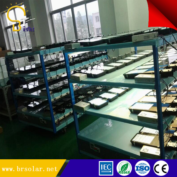 China Top Pure White 15W to 120W Wind Solar Hybrid Street Lights