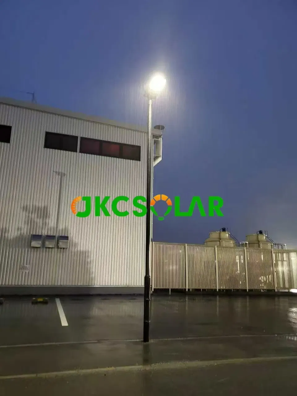 Durable Hybrid 40W Solar Street Lamp with IP66 Rating for All Climates