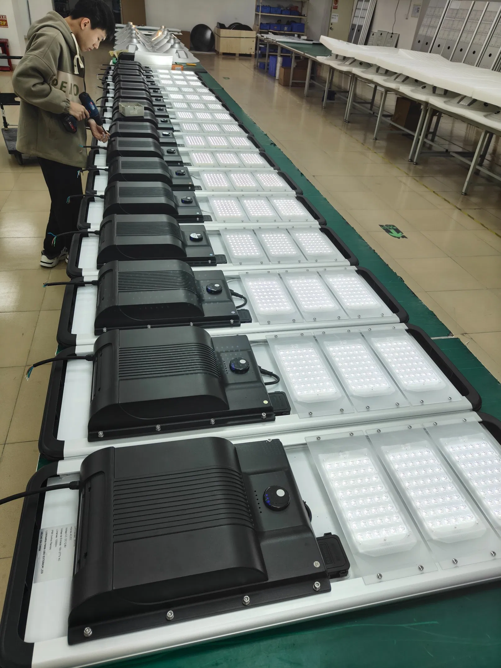 Durable Hybrid 40W Solar Street Lamp with IP66 Rating for All Climates