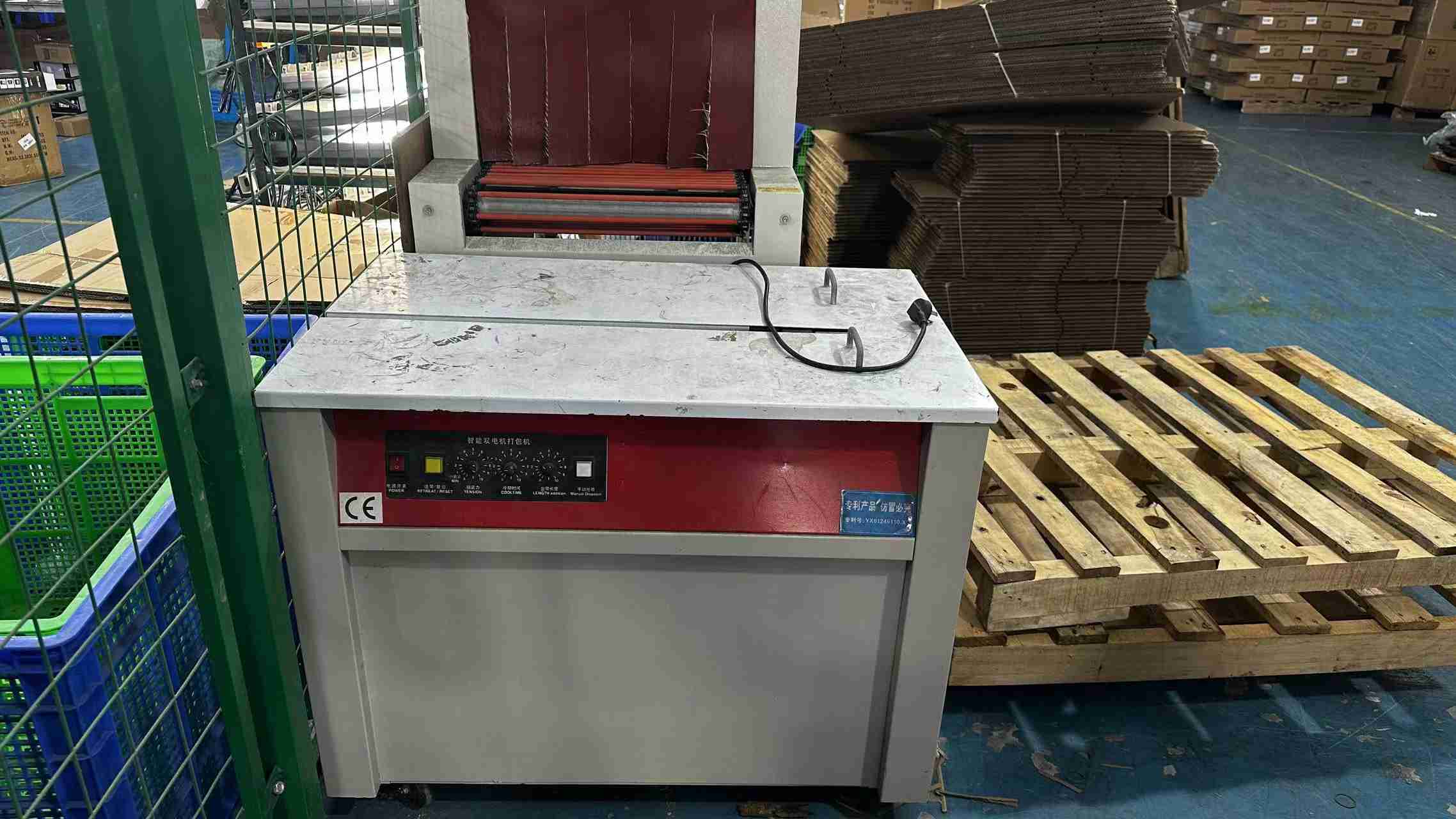 Automated wrapping machine for bulk outdoor lighting product packaging