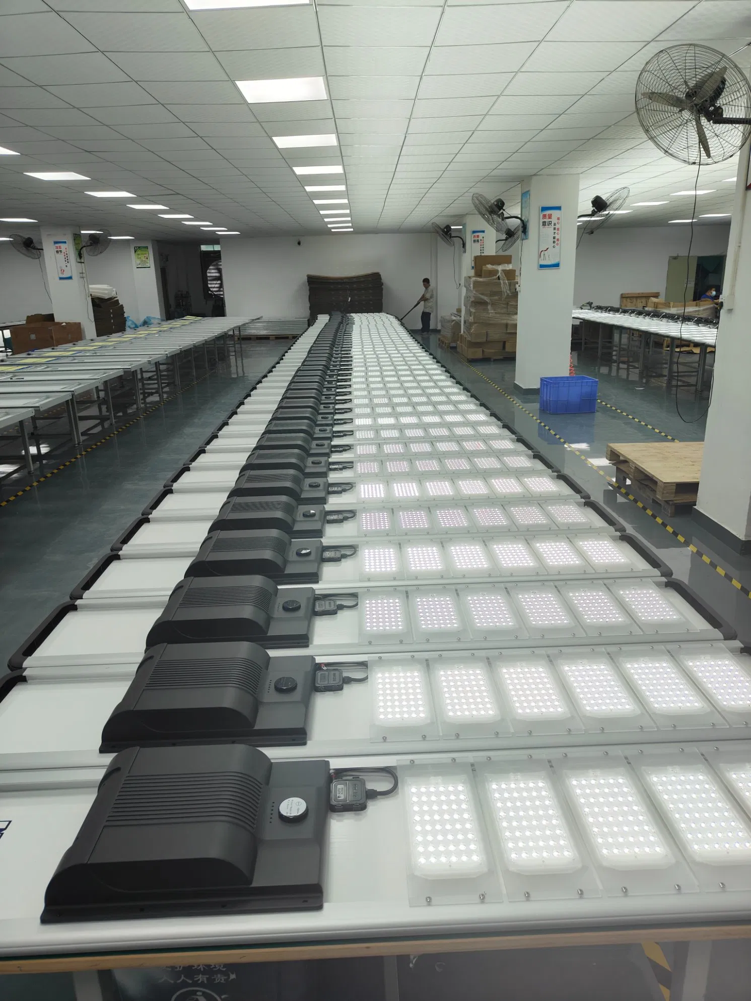 Durable 100W Hybrid Solar Street Light for Extreme Weather Conditions