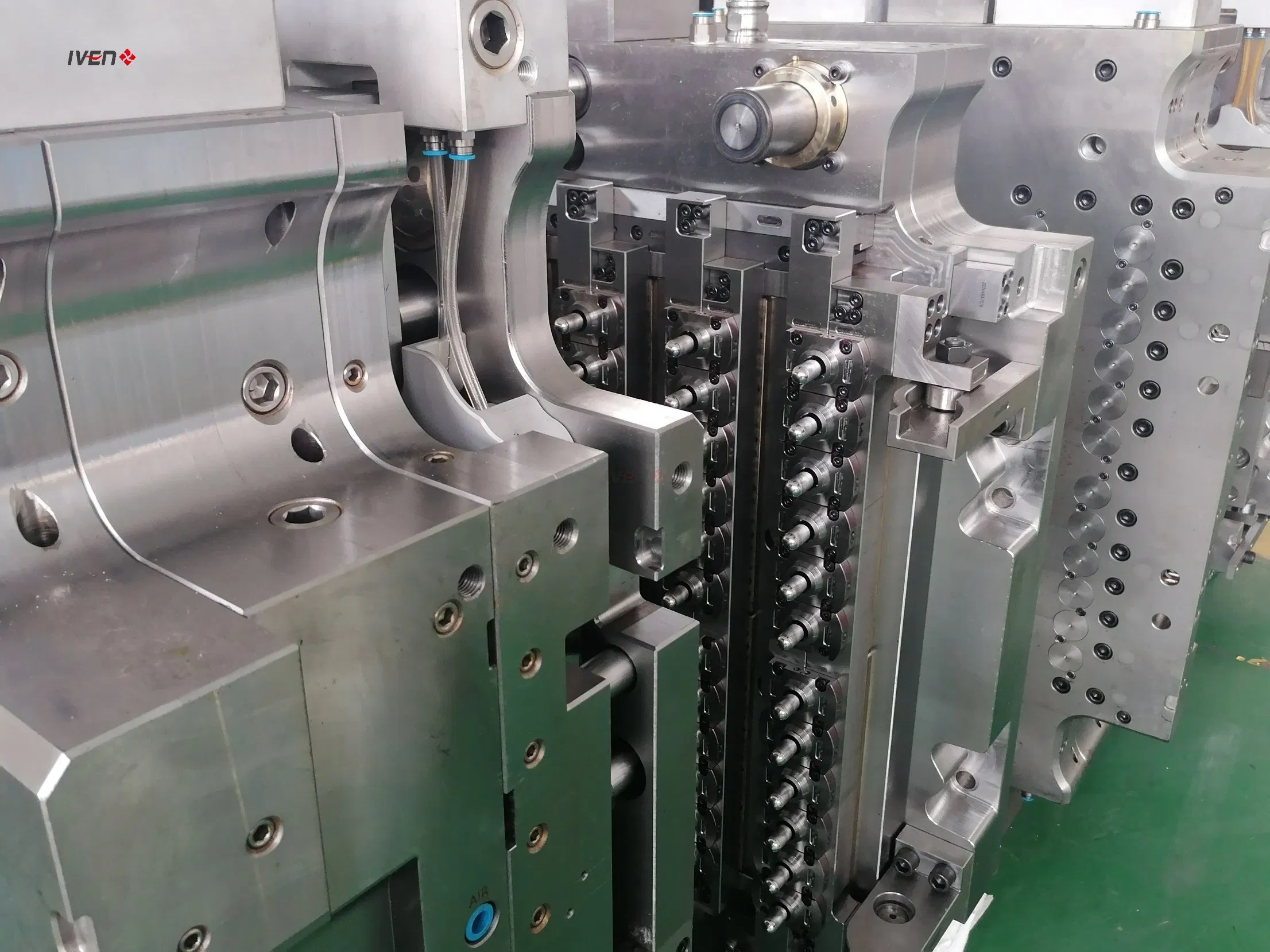 PE/PP Liquid Filling Equipment System Bfs Plastic Bottle Tamper-Proof Sealing Unit