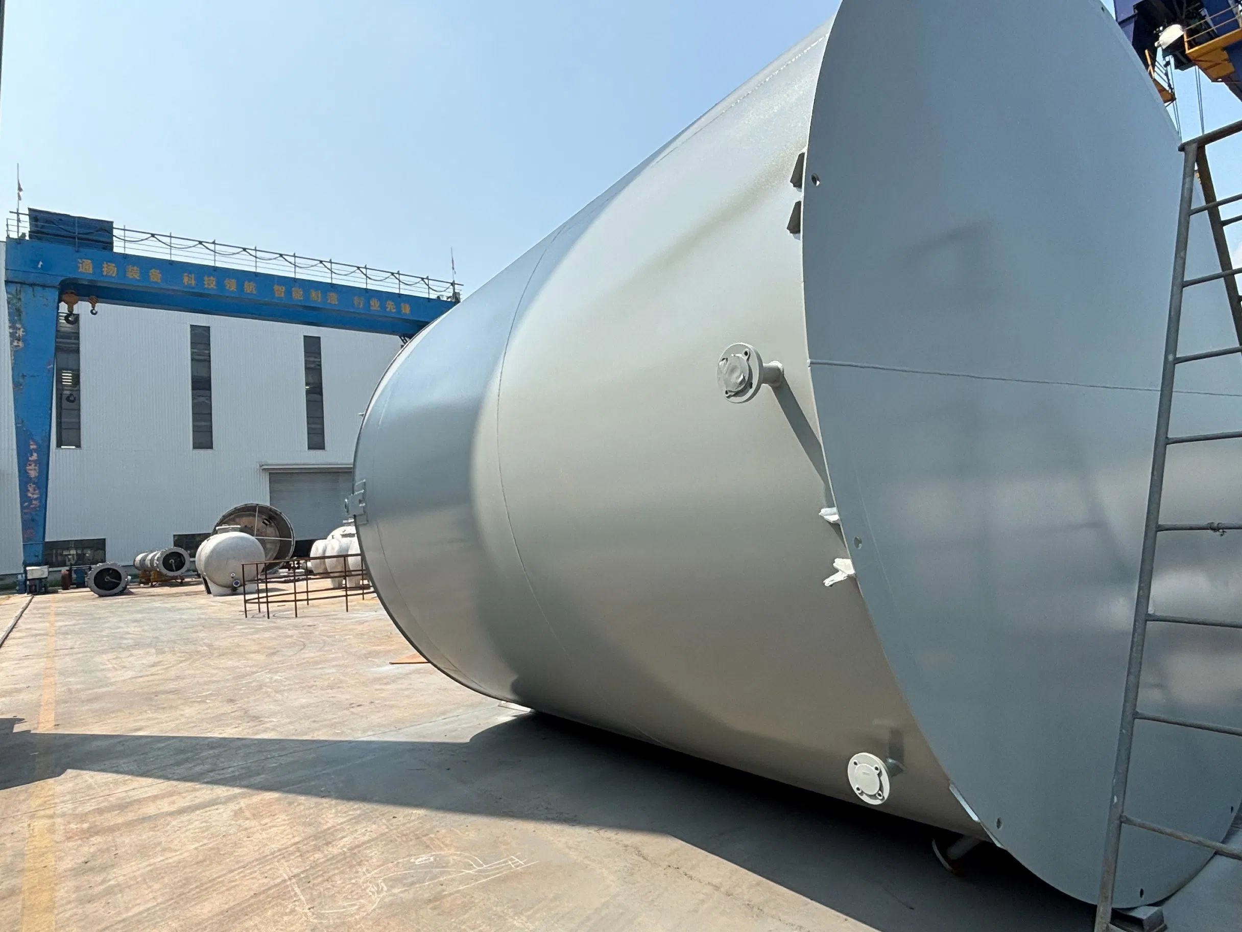 High-Capacity Stainless Steel Food and Beverage Processing Storage Tank for Hygienic Liquid Storage and Mixing