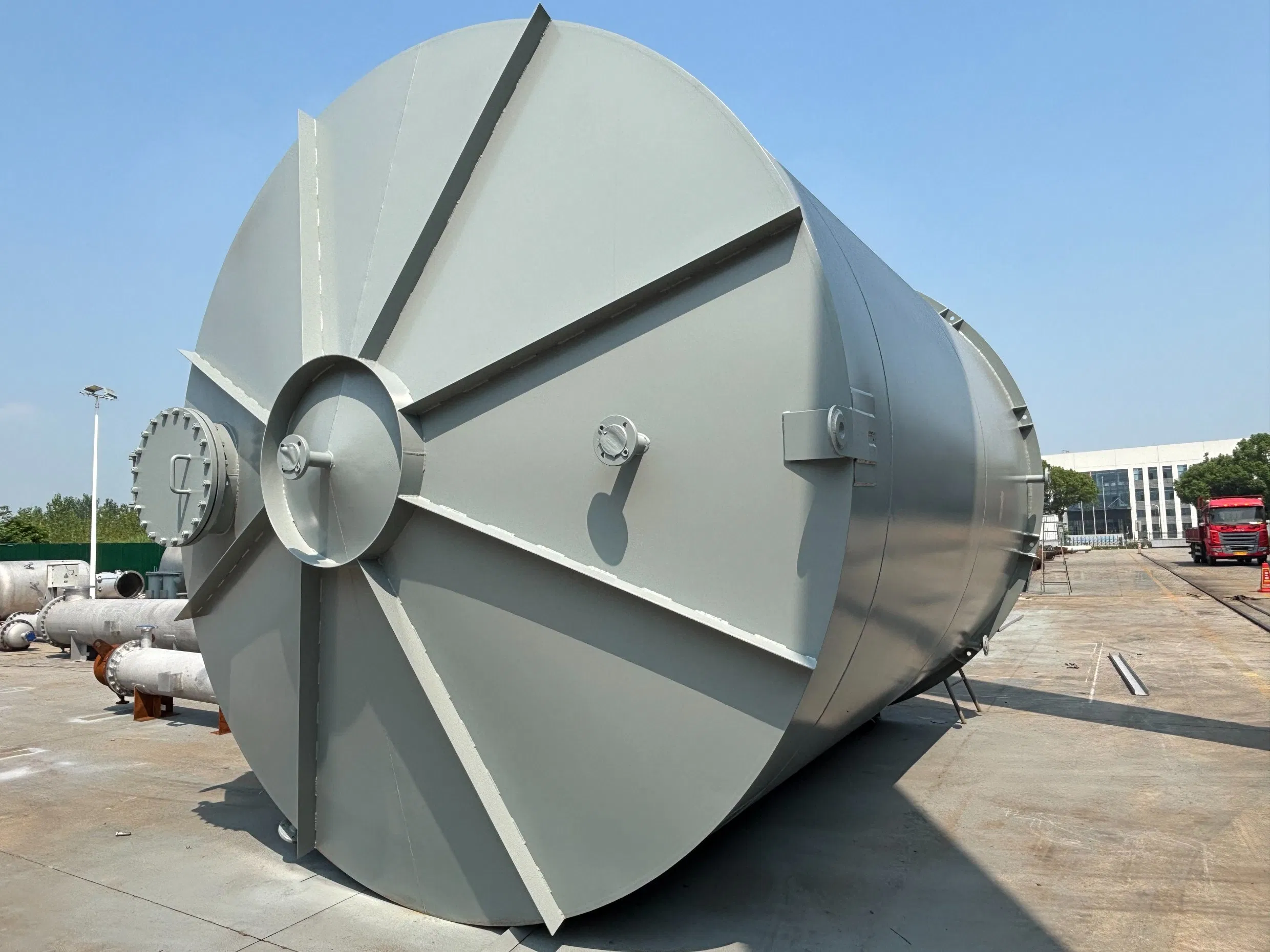 High-Capacity Stainless Steel Food and Beverage Processing Storage Tank for Hygienic Liquid Storage and Mixing