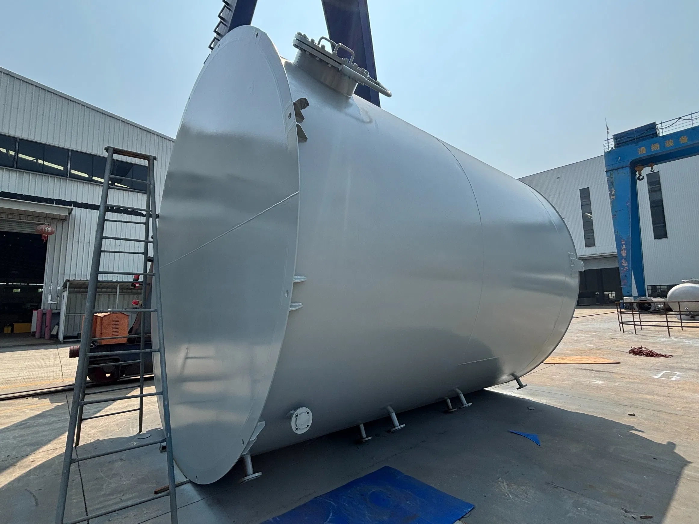 High-Capacity Stainless Steel Food and Beverage Processing Storage Tank for Hygienic Liquid Storage and Mixing