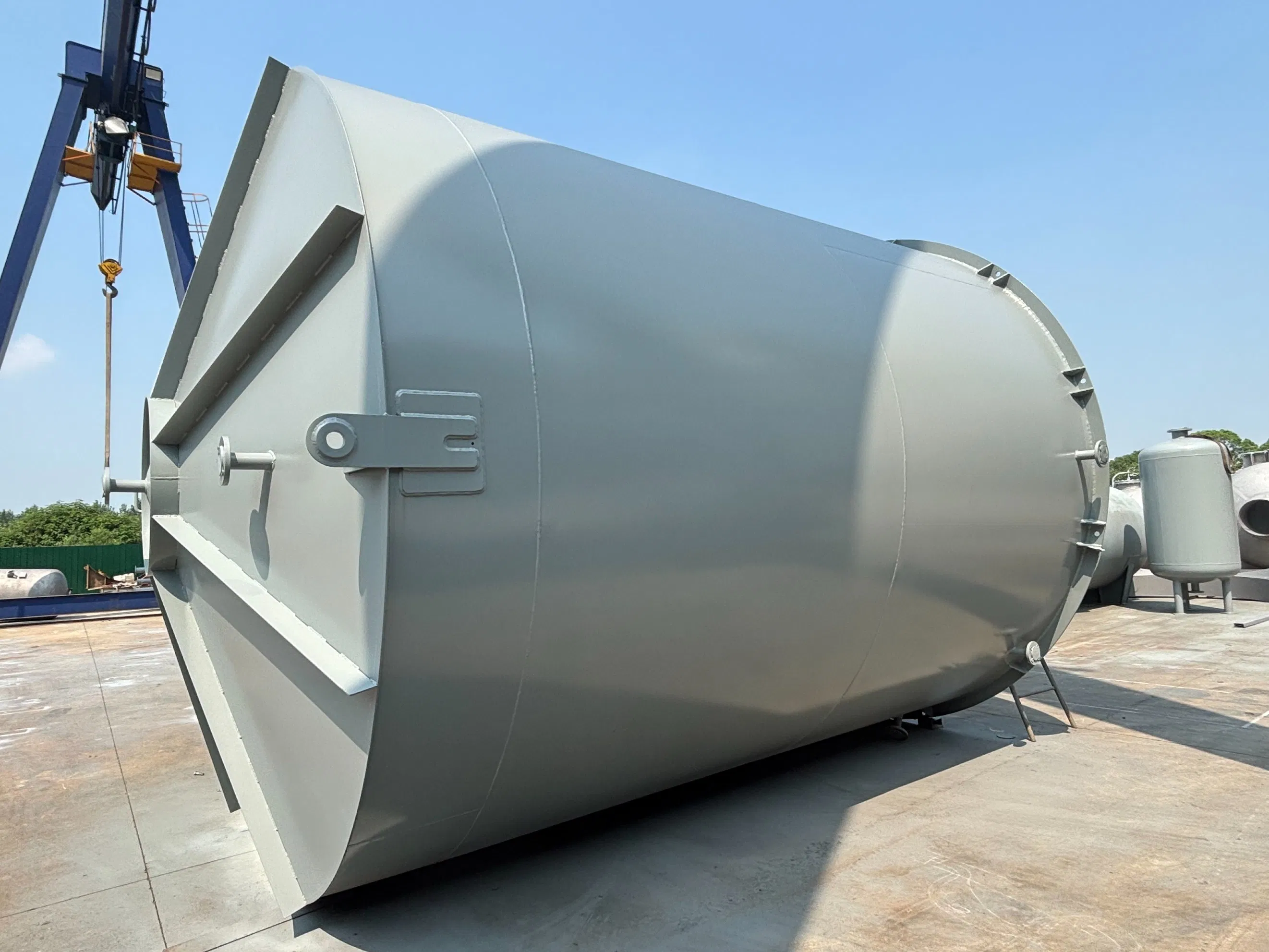 High-Capacity Stainless Steel Food and Beverage Processing Storage Tank for Hygienic Liquid Storage and Mixing