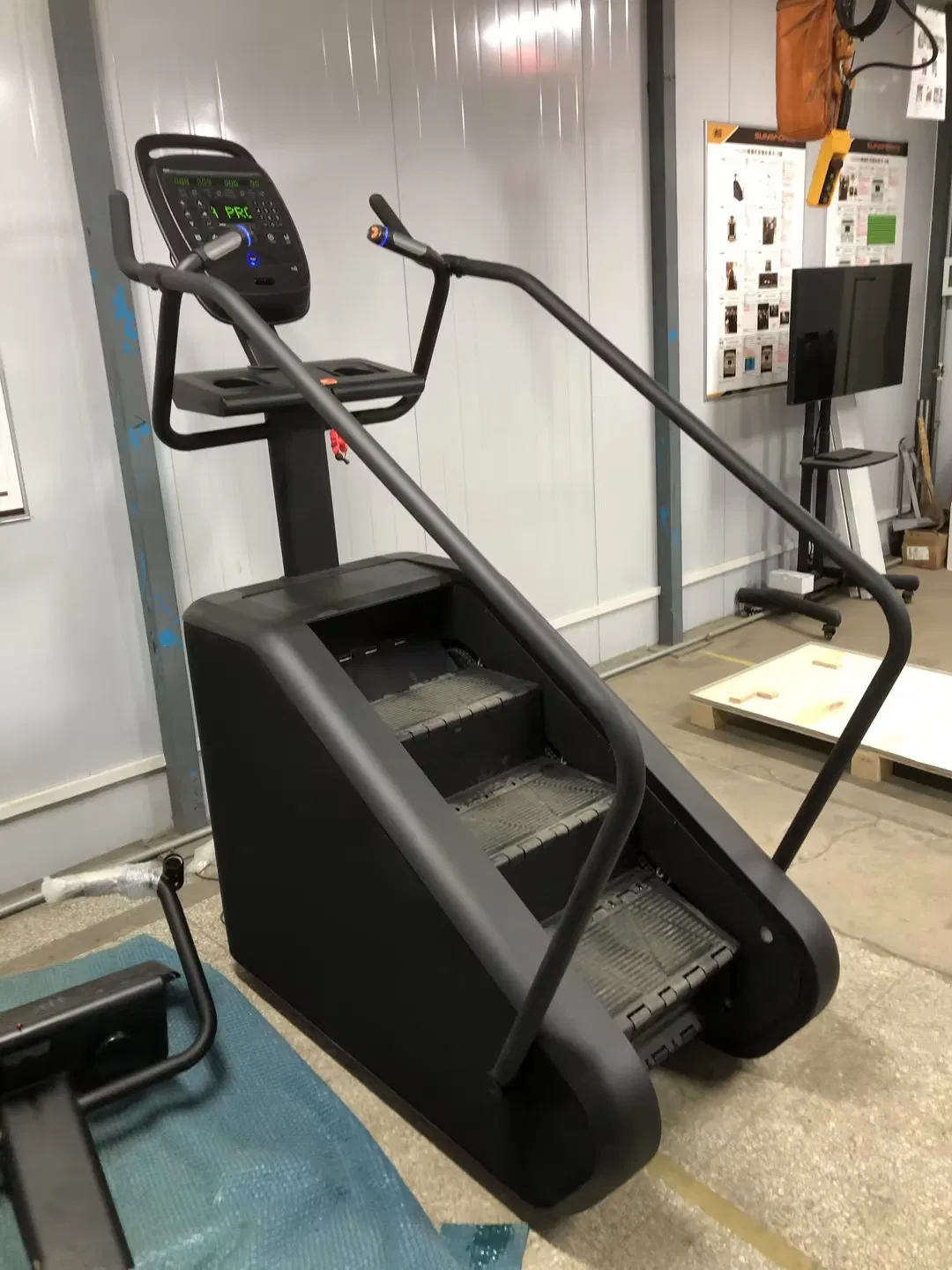 ODM/OEM Cardio Machine Climbing Cle450b LED Console Stair Training Climber