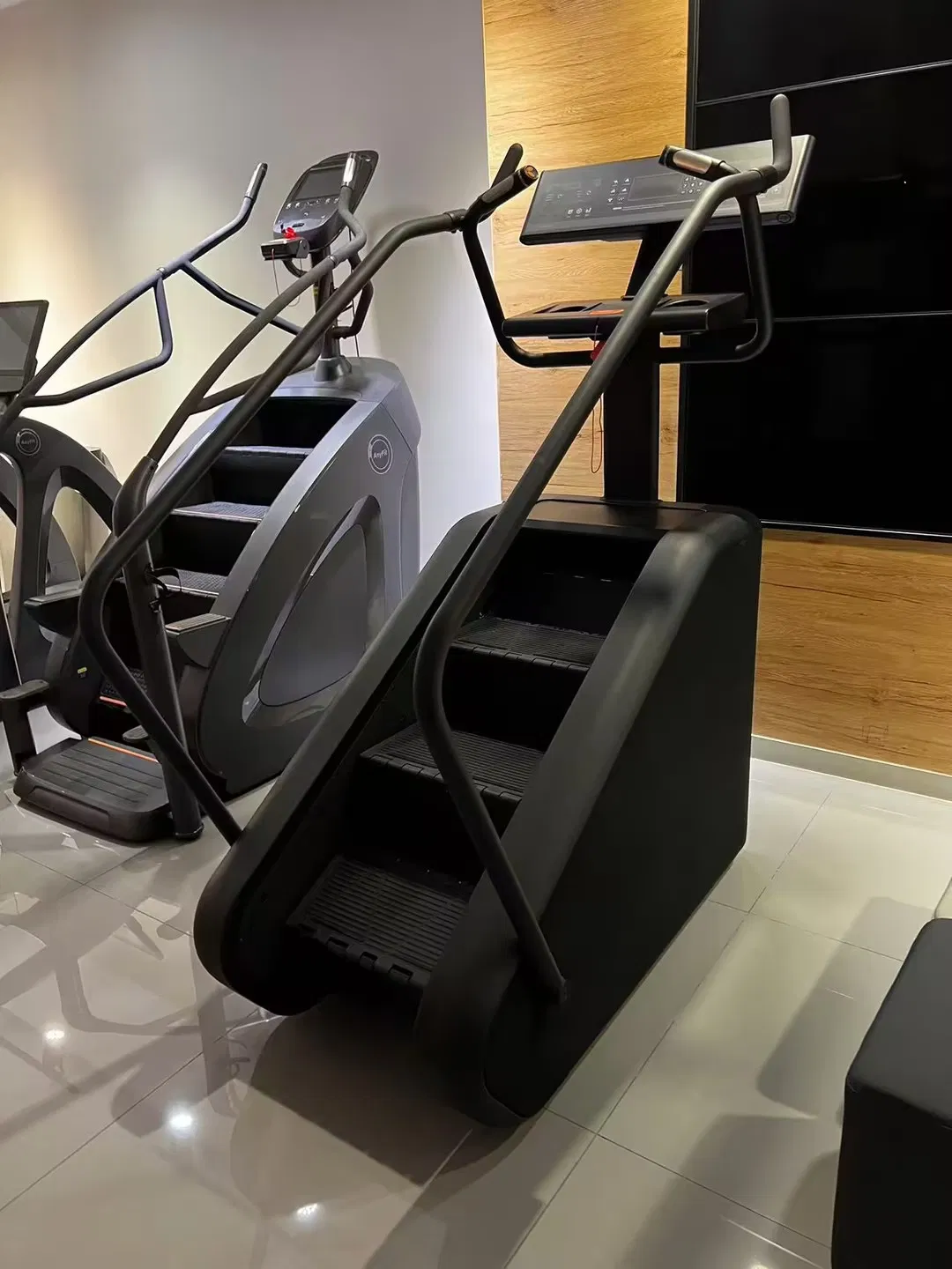 ODM/OEM Cardio Machine Climbing Cle450b LED Console Stair Training Climber