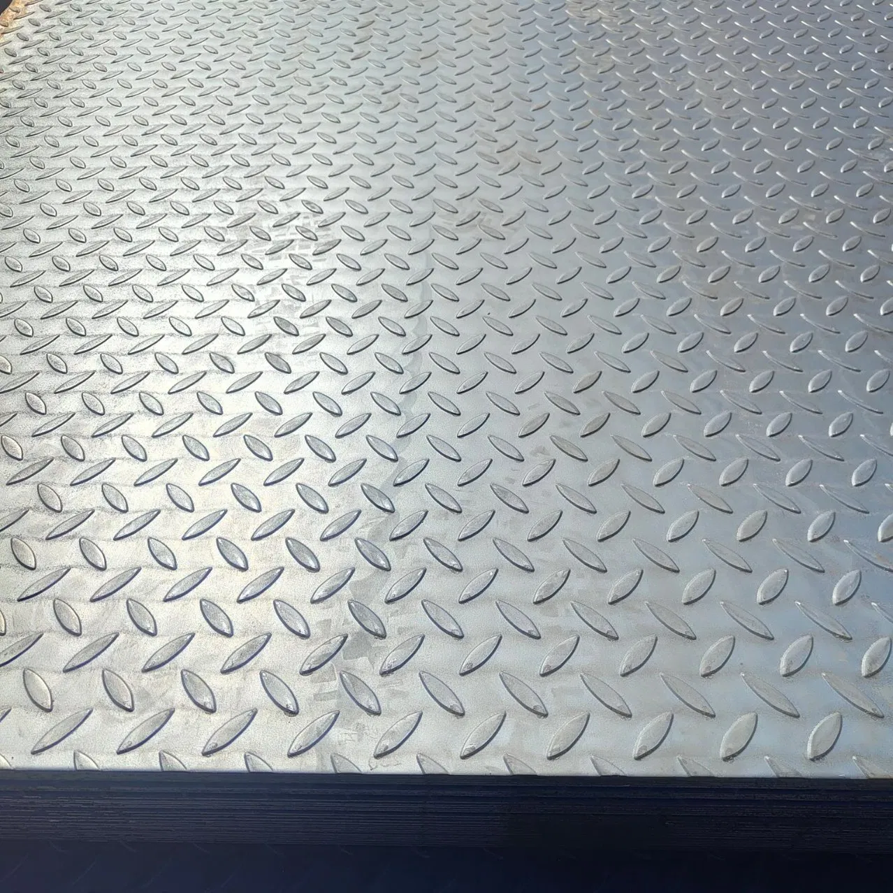 Hot Rolled A36 S235jr Q235B Mild Steel Tear Drop Pattern Anti-Skid Checkered Chequered Chequer Checker Plate for Floor