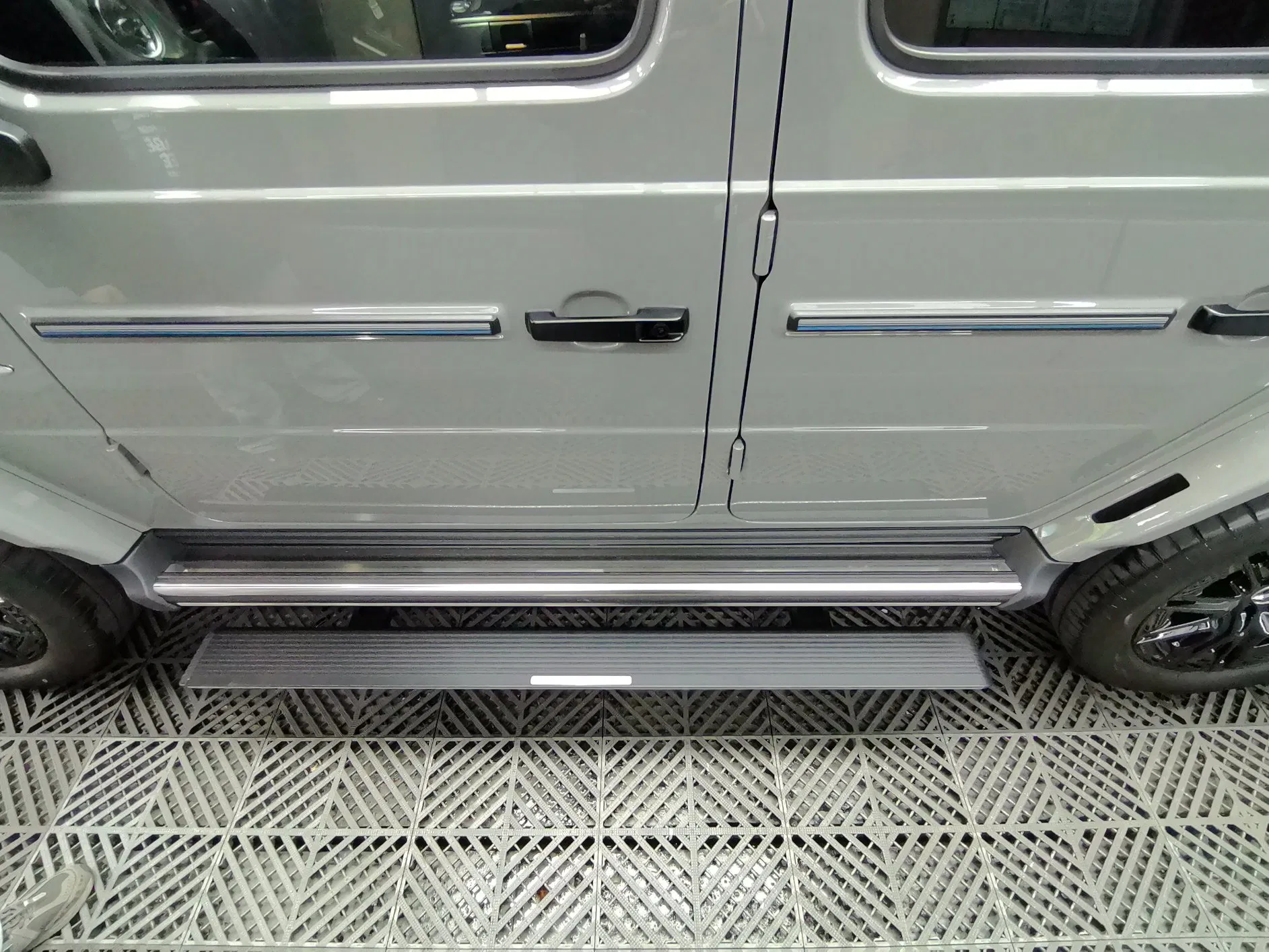 Weijia Amg Electric 4X4 Side Steps Automatic Electric Power Running Board for Benz G Class G580 EQ Pure Electric Vehicle