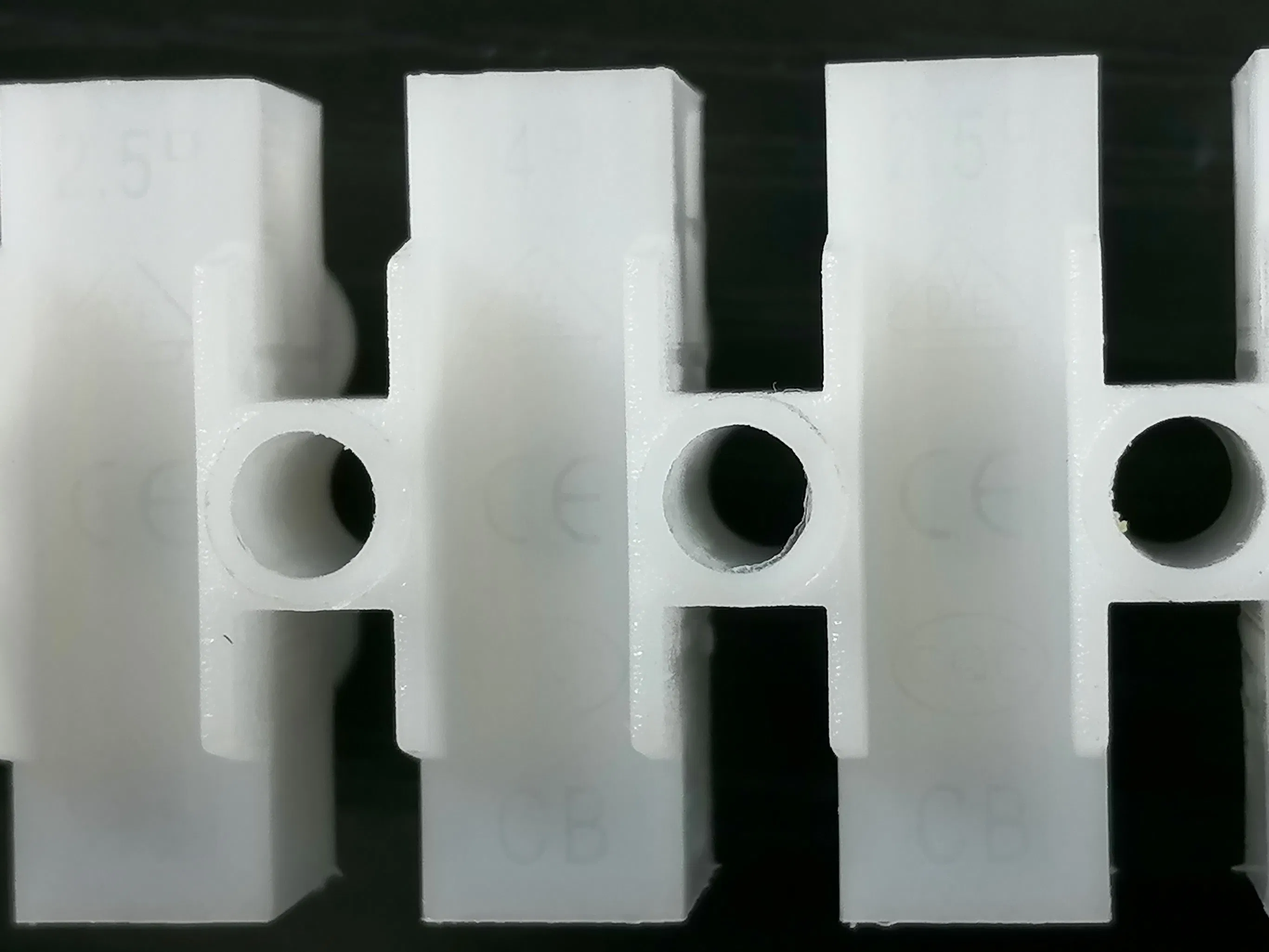 PA10h 20A Conector de tira de terminal de alimentación a través de material de latón elevado para iluminación
