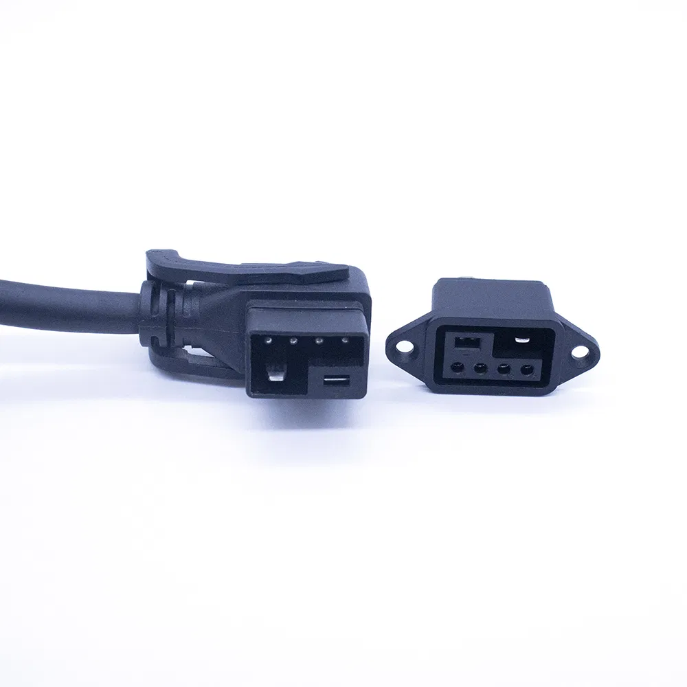 Detalle del conector impermeable 2+4 para carga de batería