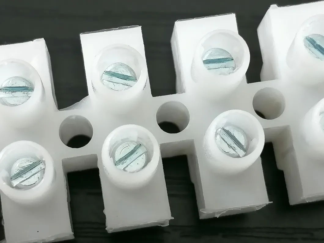 PA10h 20A Conector de tira de terminal de alimentación a través de material de latón elevado para iluminación