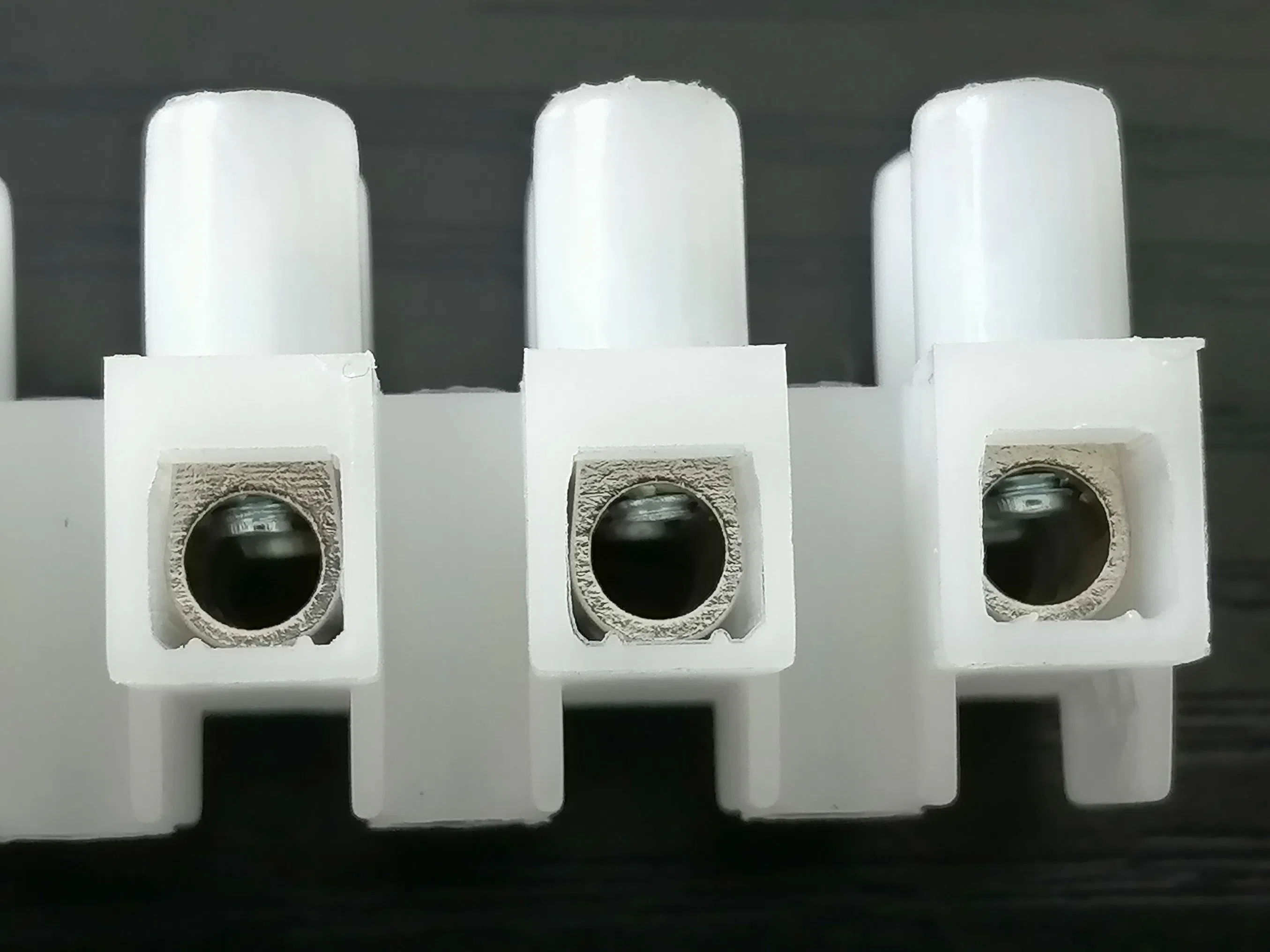 PA10h 20A Conector de tira de terminal de alimentación a través de material de latón elevado para iluminación