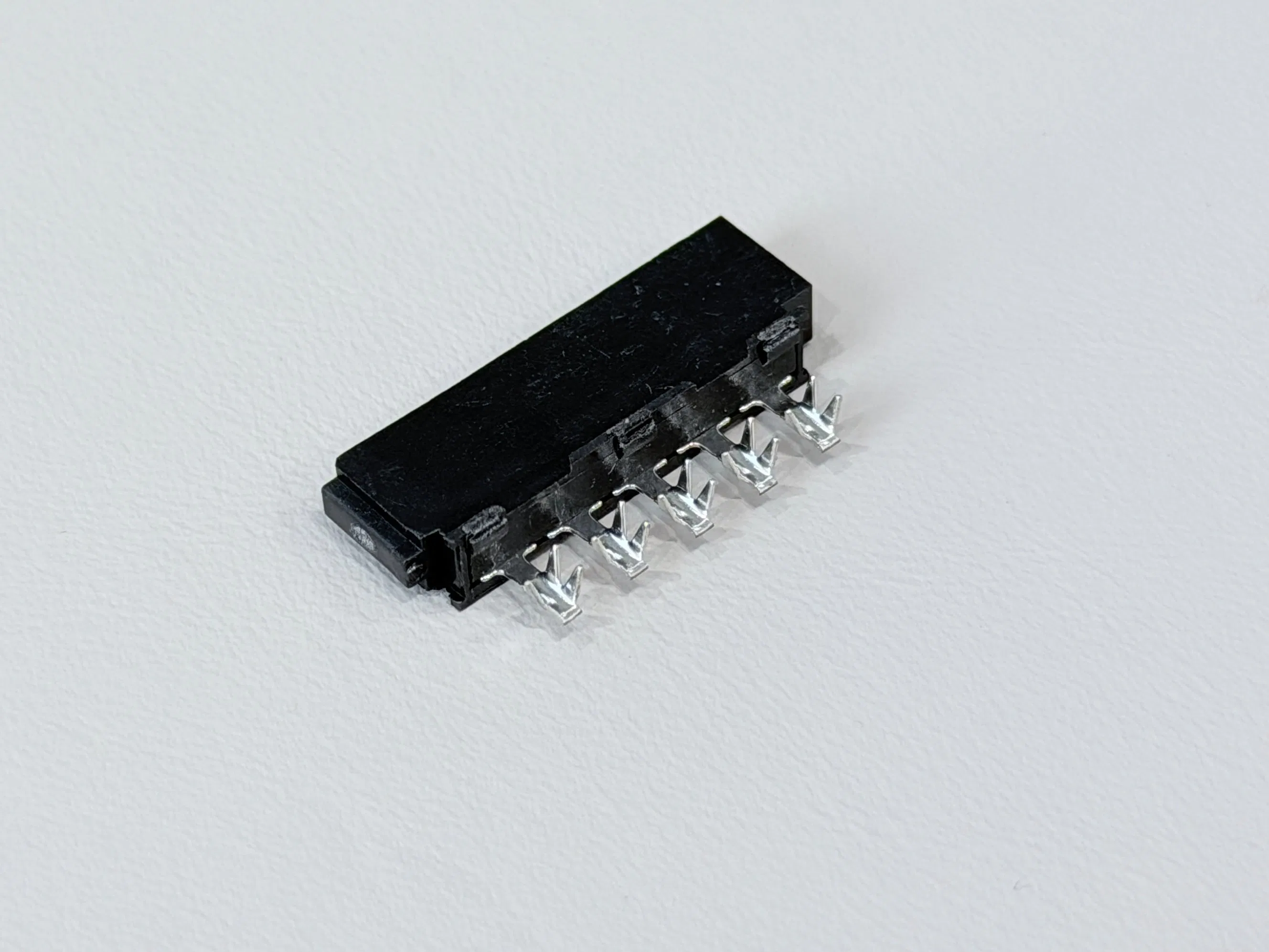 Conector hembra de engarce de alambre SATA de alta fiabilidad 15pin 180° Paso de conector de terminal eléctrico de señal y potencia 1.27mm para servidor, almacenamiento, cable automotriz