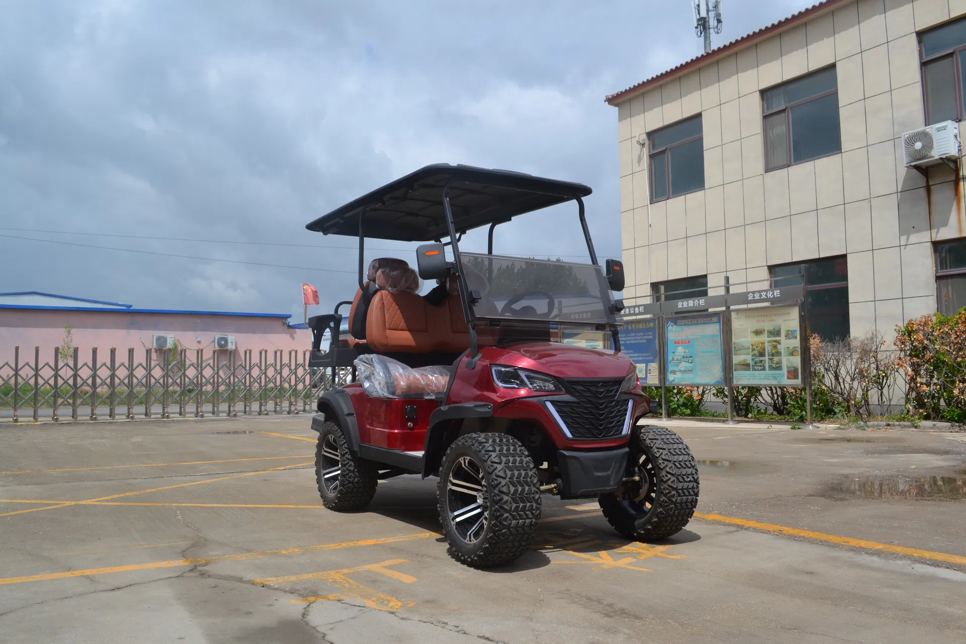 Carrinho de Golfe Elétrico Todo-Terreno para Uso Versátil em Campos com 4 Assentos