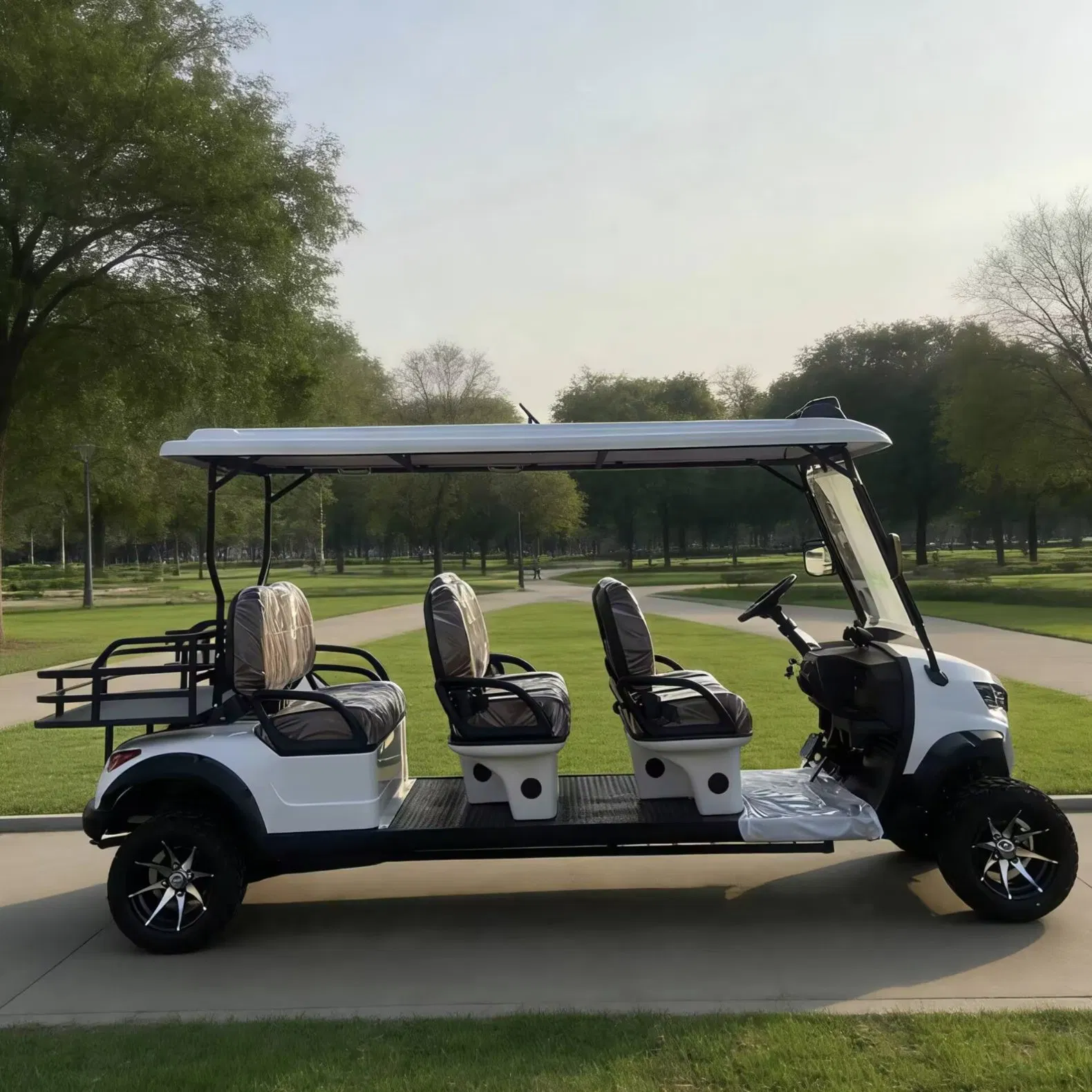 Carrinho de Golfe Elétrico de Quatro Rodas de Alta Capacidade, Veículo Poderoso para Uso em Campos de Golfe