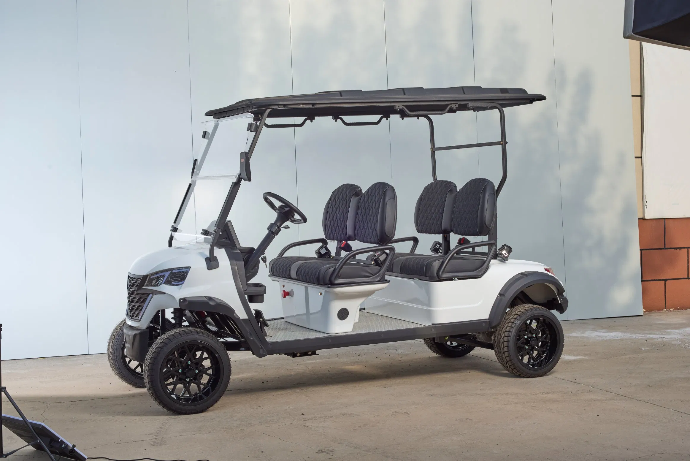 Carrinho de Golfe Elétrico de Lítio de Longo Alcance 4-Seat para Uso Durante Todo o Dia Sem Carregamento com Grande Pacote de Bateria de Íon de Lítio