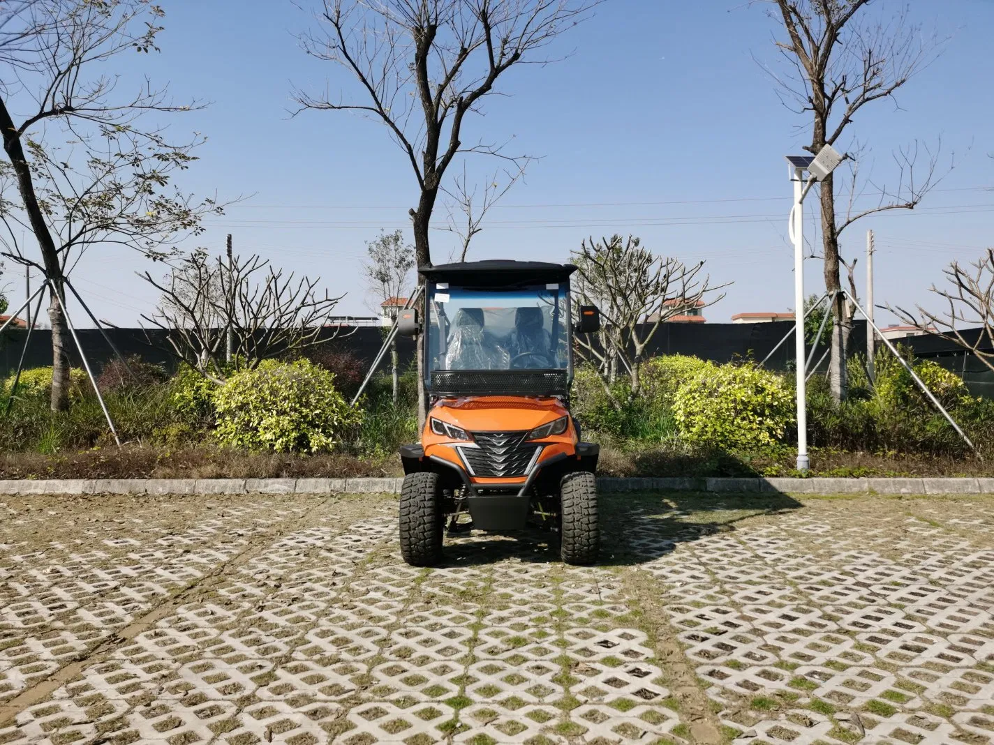 Veículo utilitário de golfe elétrico elevado com recursos de segurança