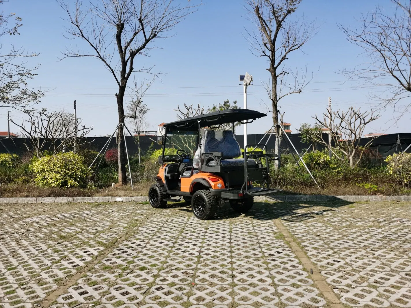 Veículo utilitário de golfe elétrico elevado com recursos de segurança