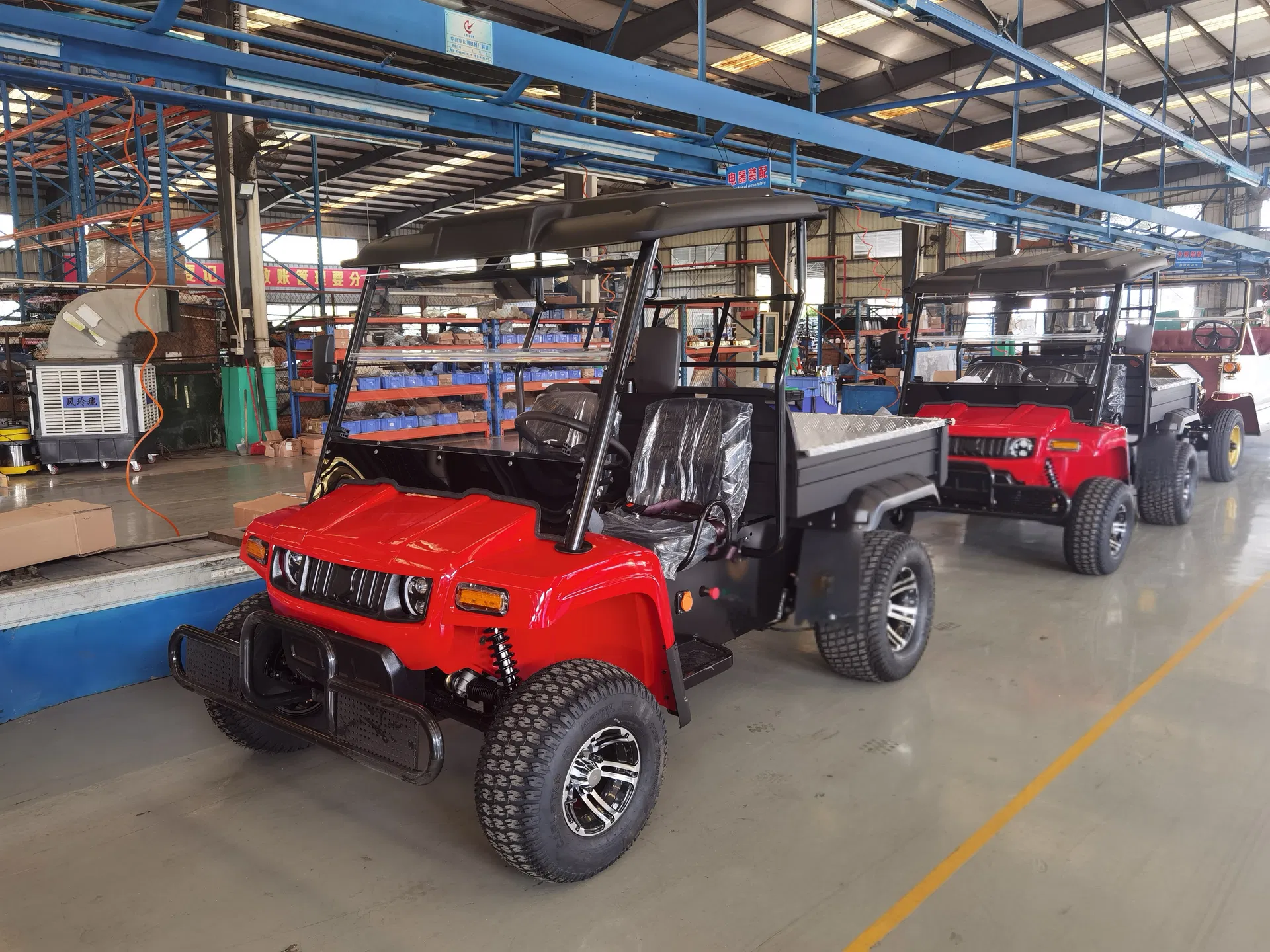 Veículo utilitário elétrico para campo de golfe e futebol com caçamba basculante