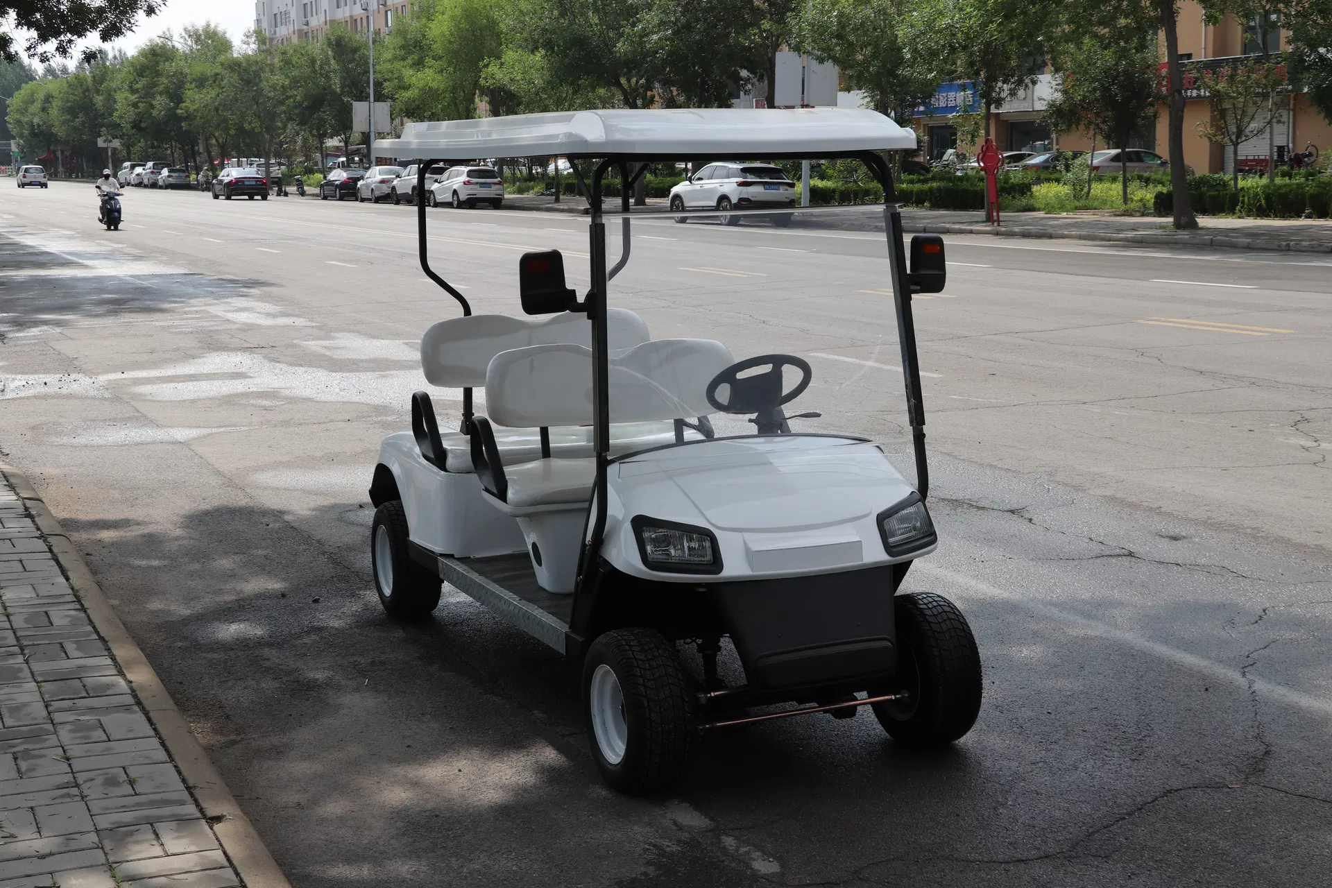 Carrinho de Golfe Elétrico de Quatro Rodas de Alta Capacidade, Veículo Poderoso para Uso em Campos de Golfe