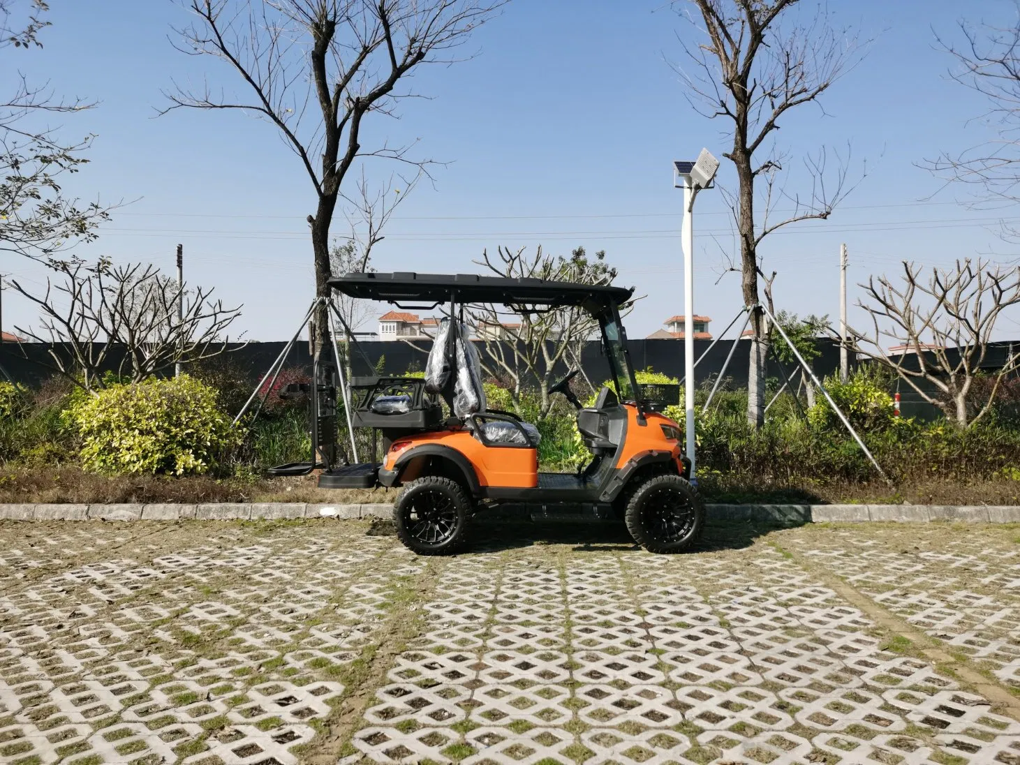 Veículo utilitário de golfe elétrico elevado com recursos de segurança