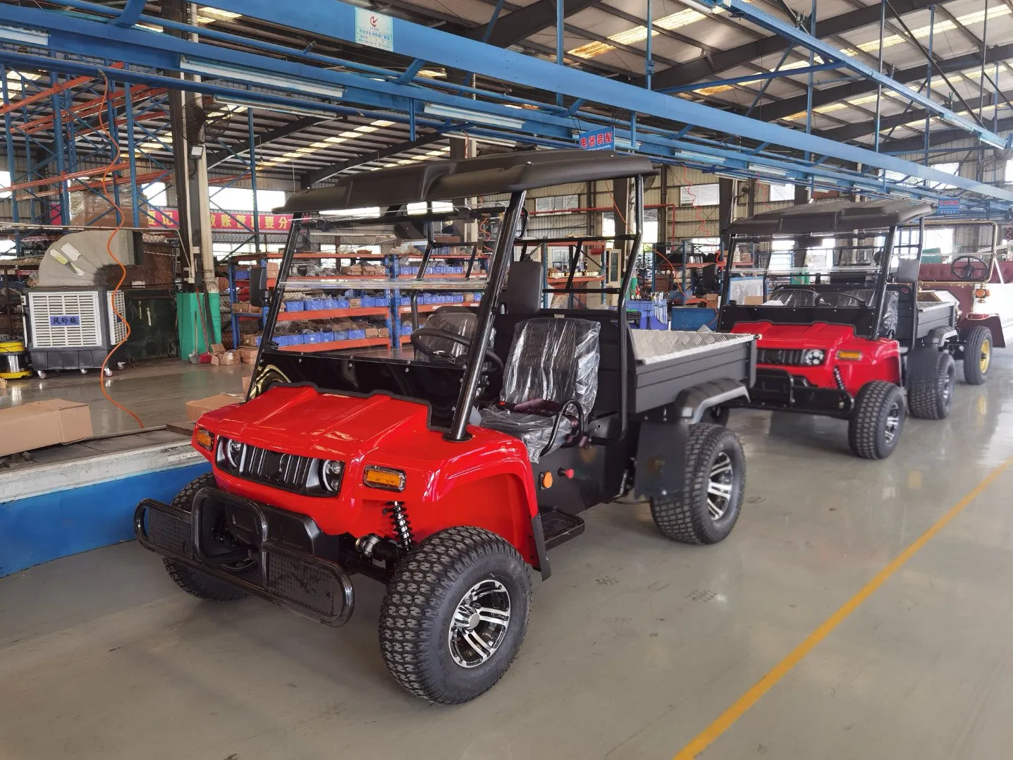Veículo utilitário elétrico para campo de golfe e futebol com caçamba basculante