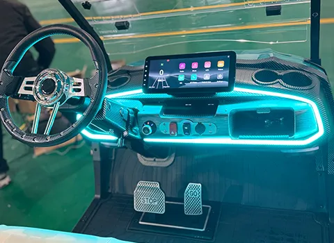 O carrinho de golfe elétrico personalizado para quatro pessoas é equipado com uma bateria de lítio e um chassi de alumínio