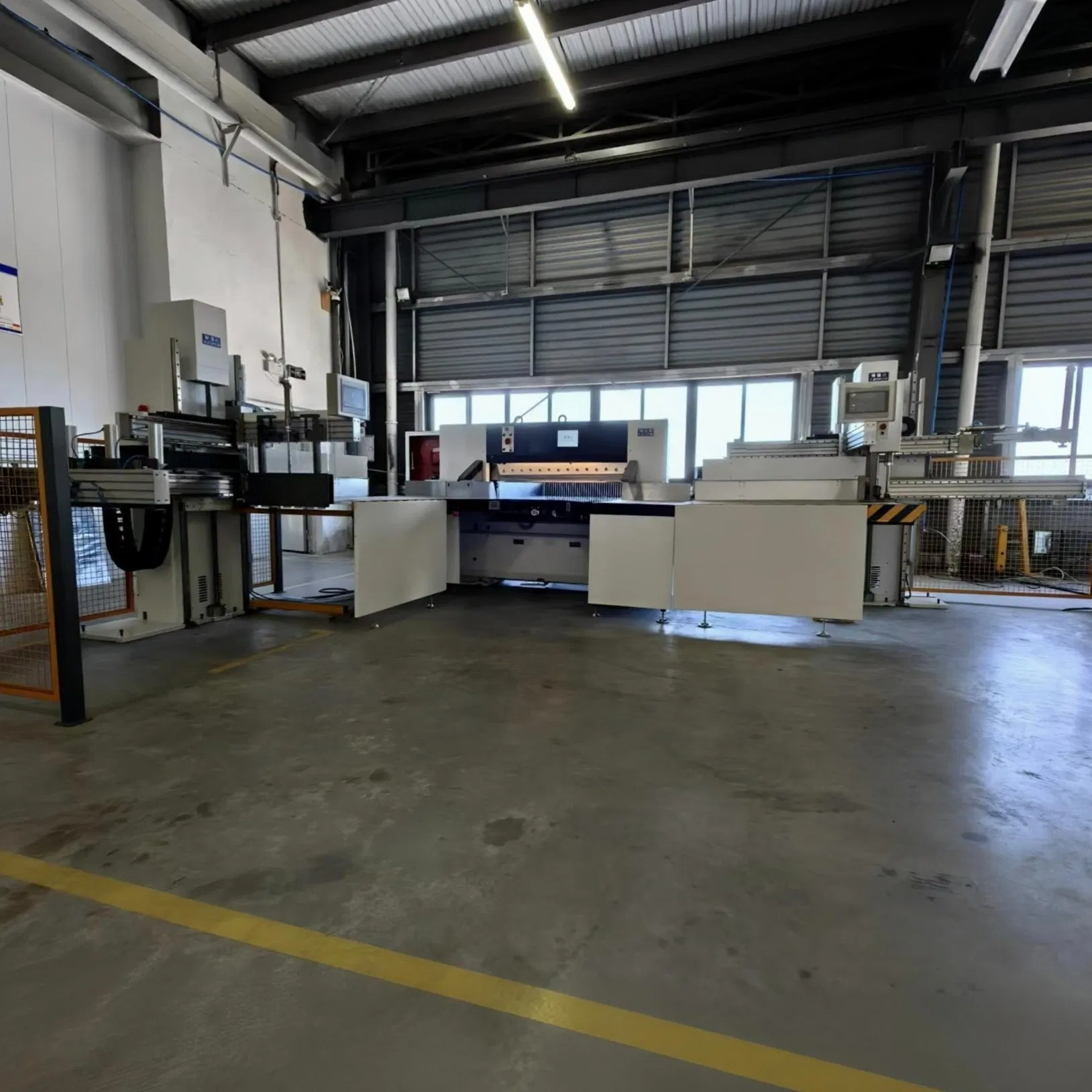 Heavy Duty Paper Cutting System with Jogger and Unloader for Packaging