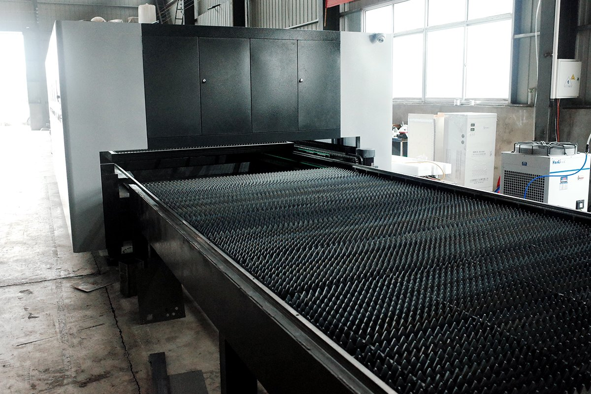 Industrial 4020 6000W Heavy-Duty Laser Cutting System with Exchange Tables for 24/7 Heavy Load Work
