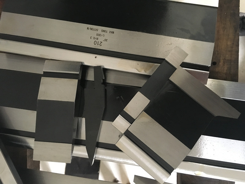 Customizable CNC Bending Machine Press Brake Tooling Dies Tool on the Mold Clamping