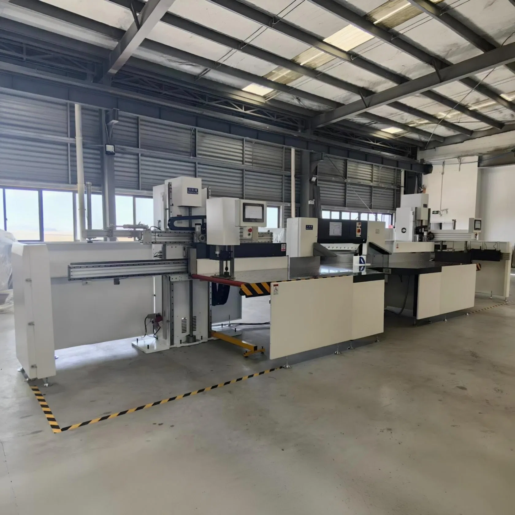 Heavy Duty Paper Cutting System with Jogger and Unloader for Packaging