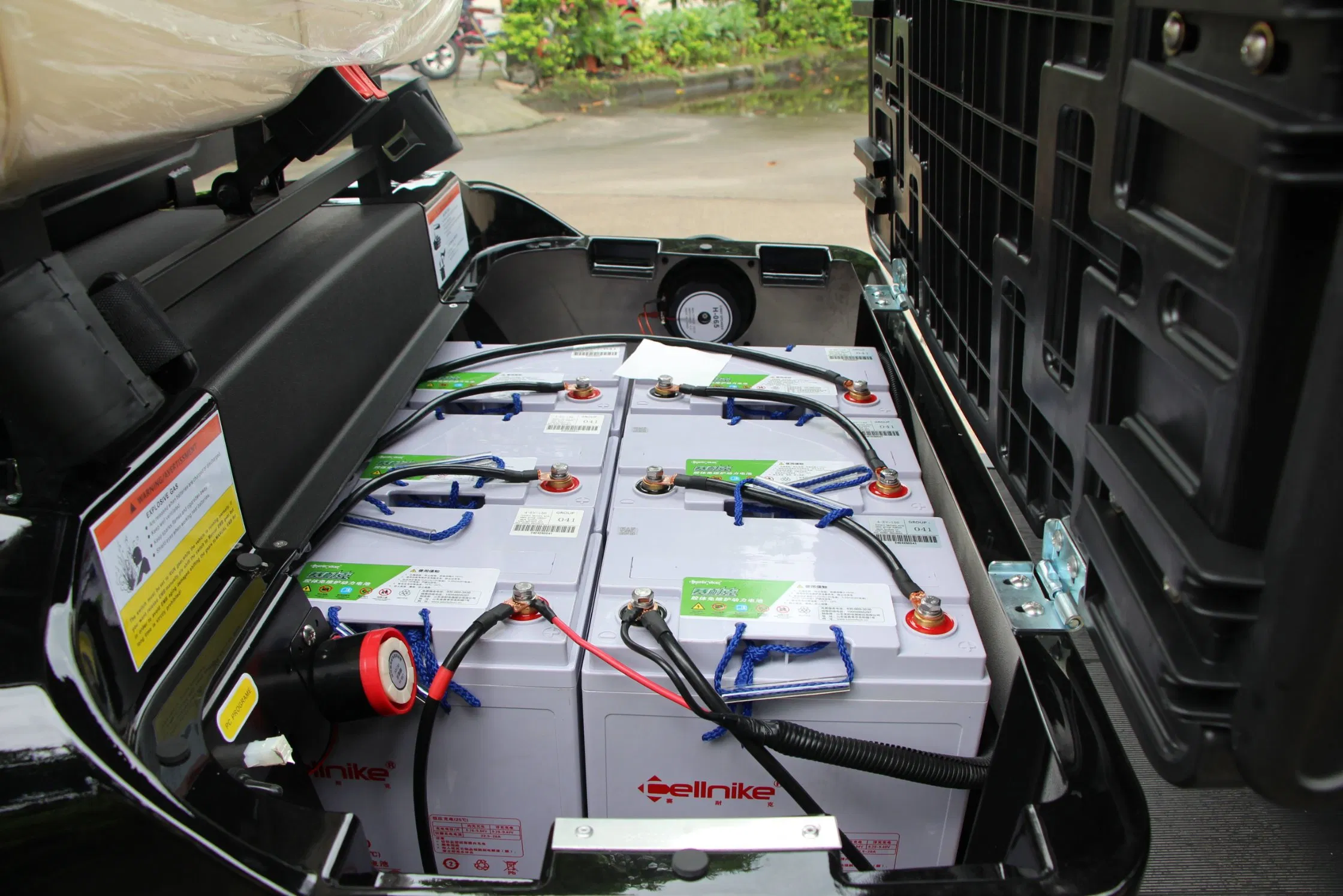 Luxury 2+2 Seater Factory Direct 4 Wheel Lithium Electric Hunting Golf Cart