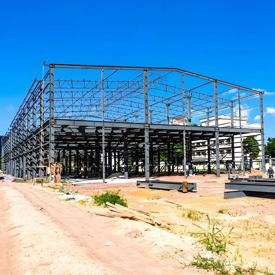 Instalación del techo en edificio industrial