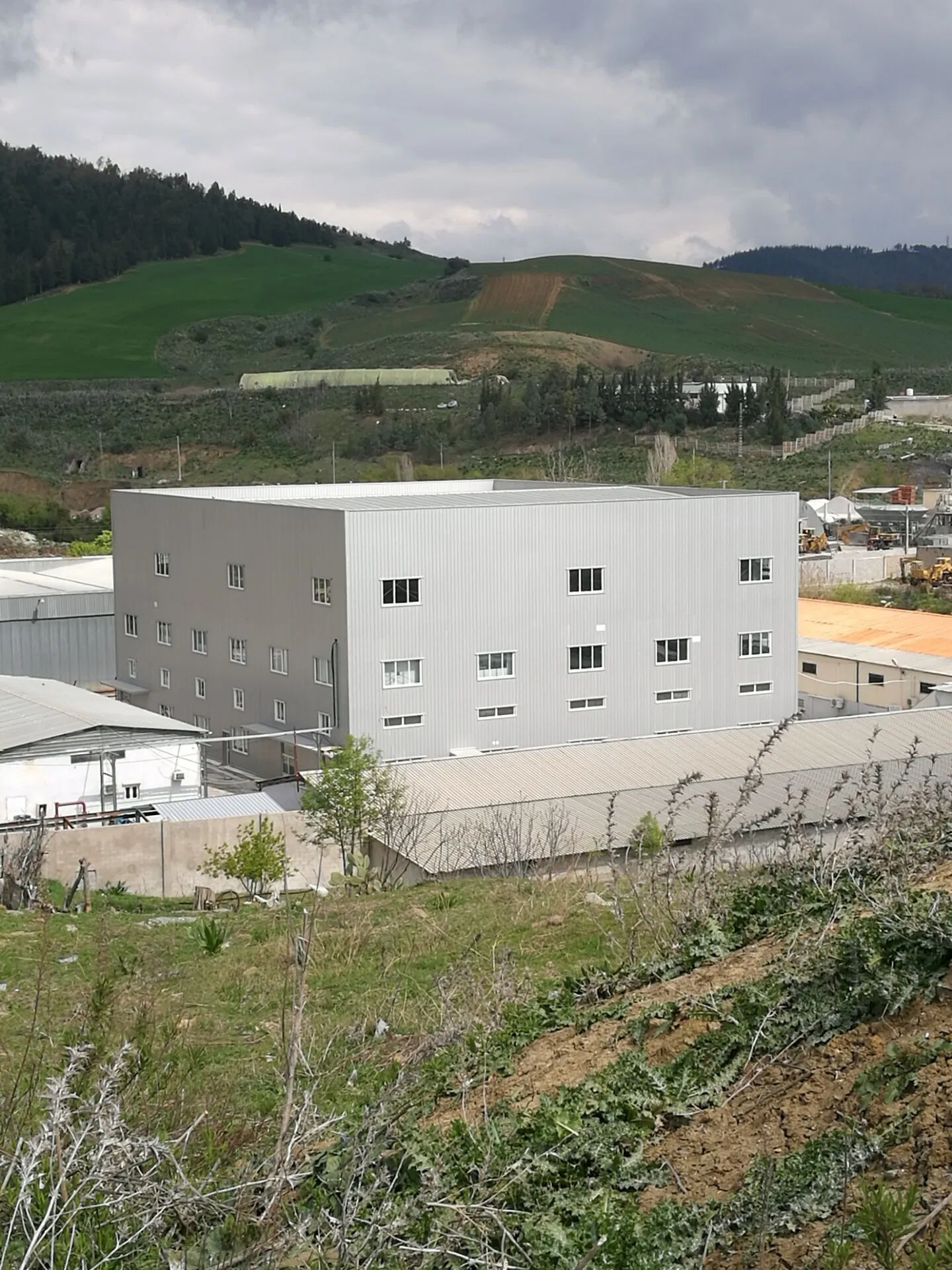 Estructura de acero prefabricada, almacén, edificio comercial e industrial, materiales de construcción metálicos, marco, taller prefabricado, estructura de acero ligera