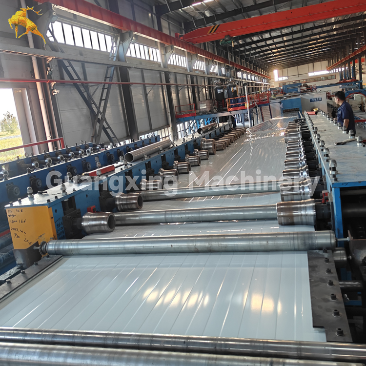 Sistema de Fabricación de Paneles Sándwich de PU de Alta Eficiencia para la Industria