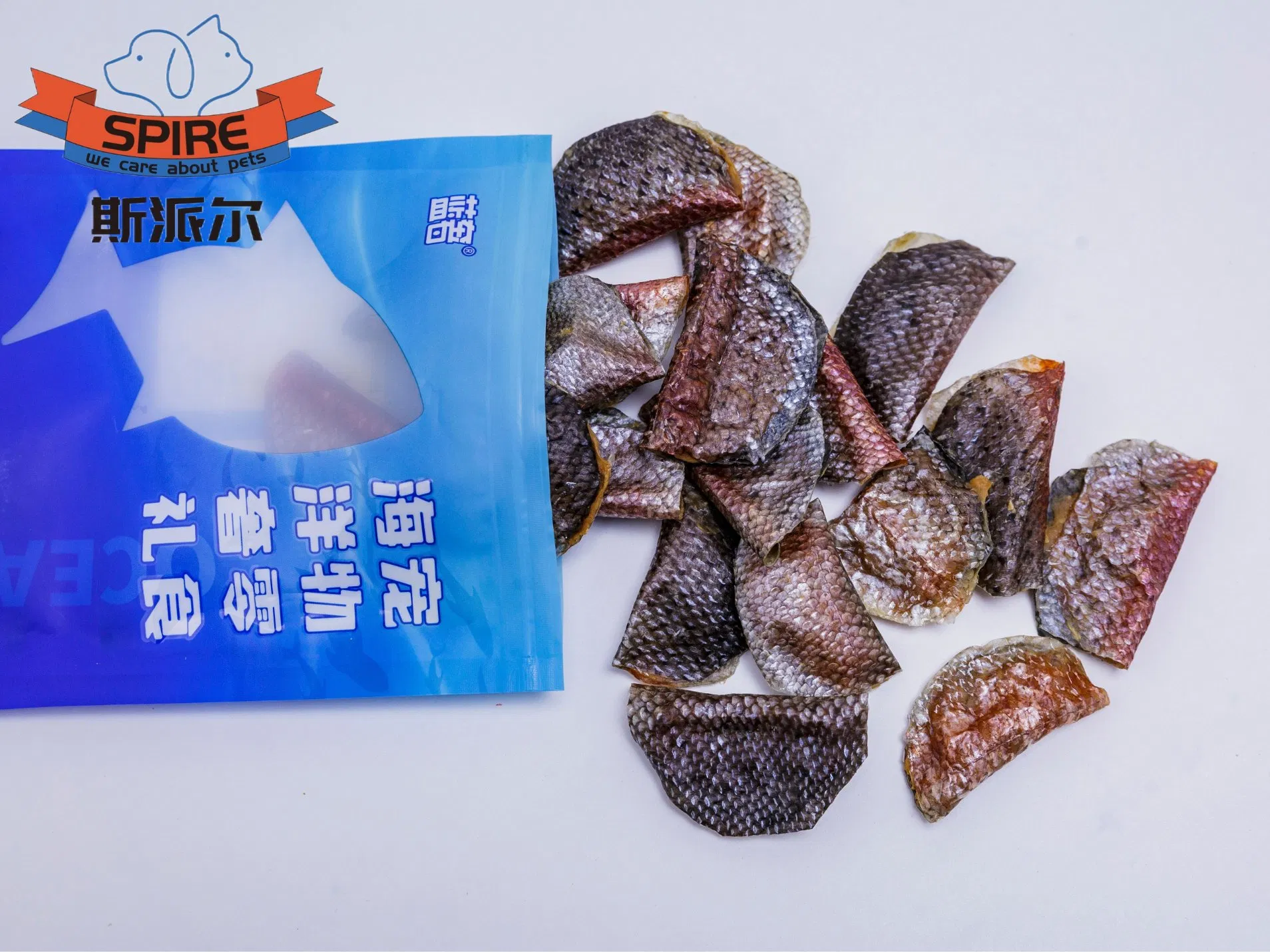 Alimento seco para perros en forma de dumplings de salmón deshidratado portátil para recompensas en entrenamientos al aire libre
