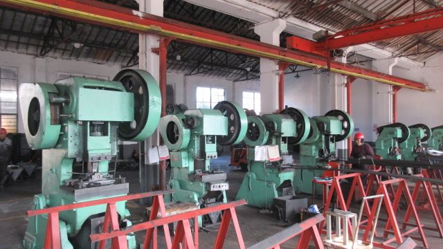 Máquina de troquelado industrial de alta precisión en planta CBO Tool