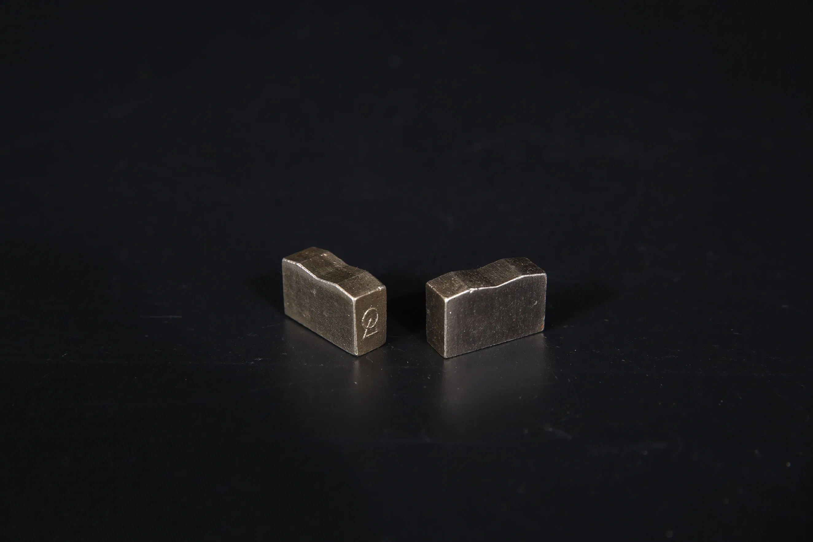 Segmento de diamante para herramienta de molienda para el procesamiento de granito
