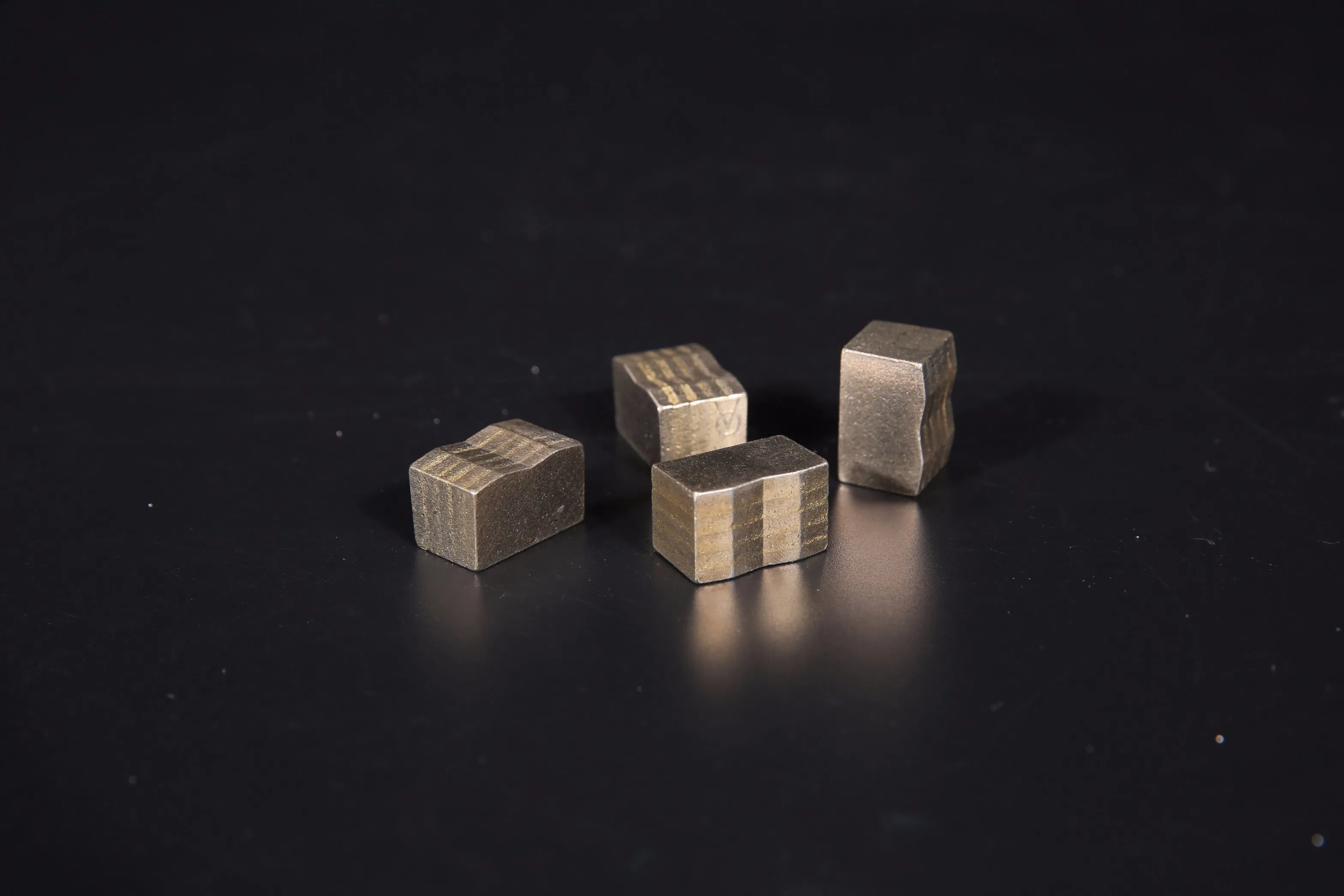 Segmento de diamante para herramienta de molienda para el procesamiento de granito