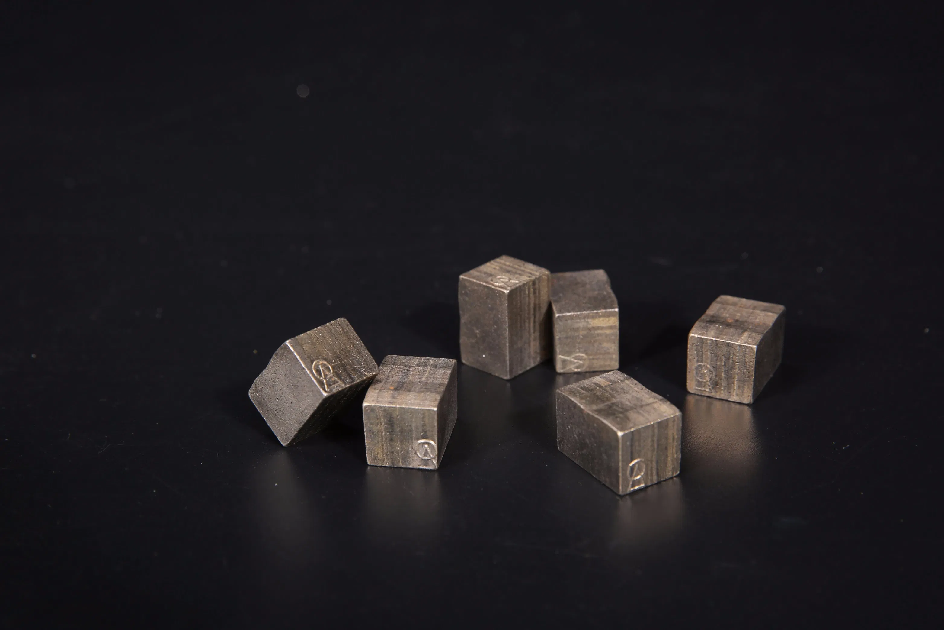 Segmento de diamante para herramienta de molienda para el procesamiento de granito