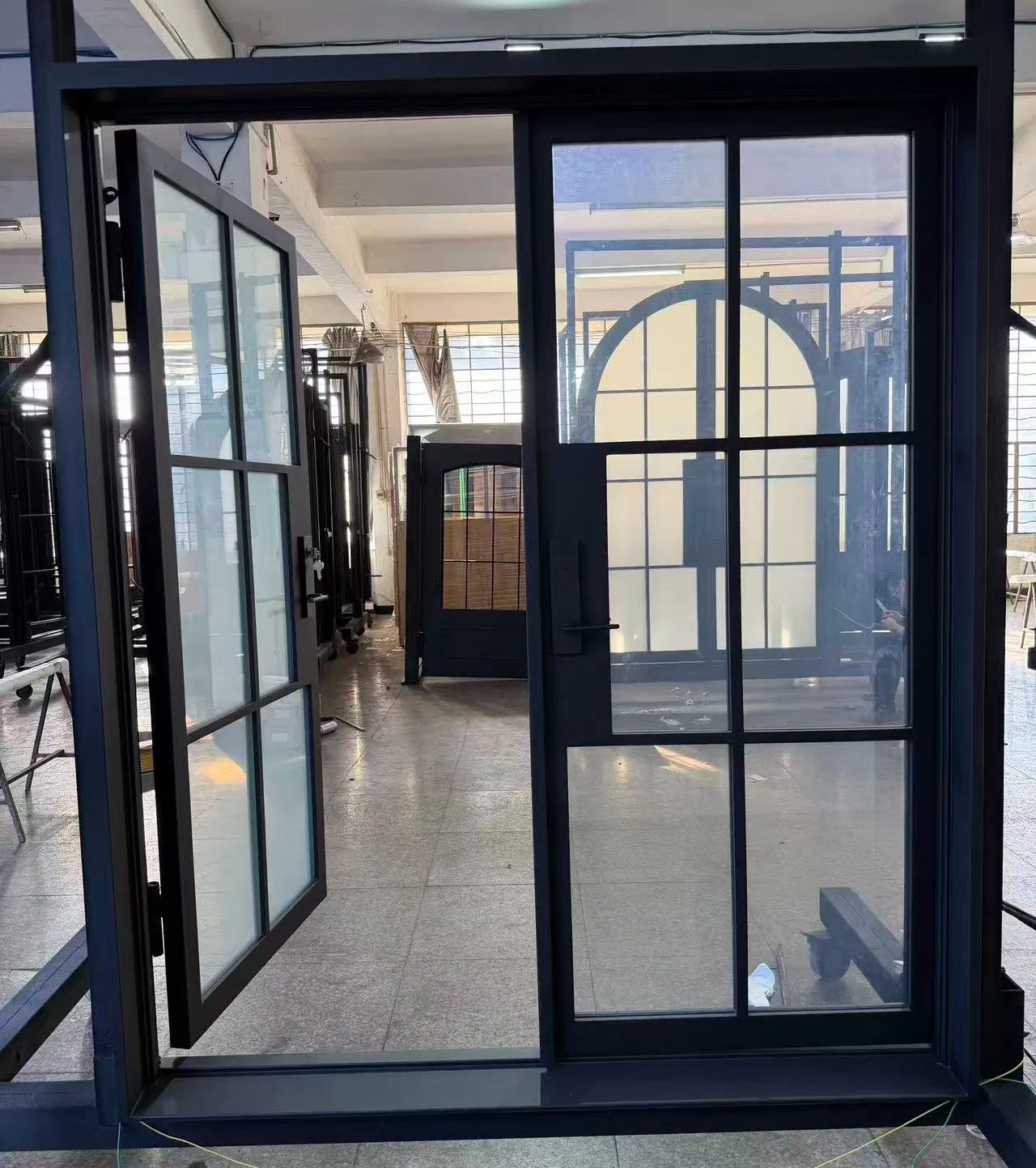 باب حديد زجاجي بأسلوب فرنسي مع تحكم ضوء قابل للتبديل وزجاج ديناميكي ذكي وإطار