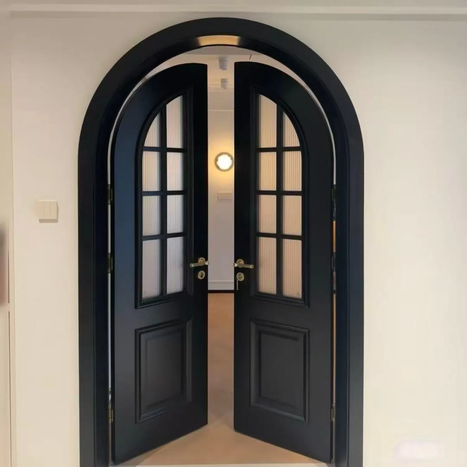 باب فرنسي عتيق محوري من الخشب الصلب مع زجاج للأمان، داخلي وخارجي، باب دخول أمامي منزلق بإطار من الألمنيوم والصلب ومصنف ضد الحريق