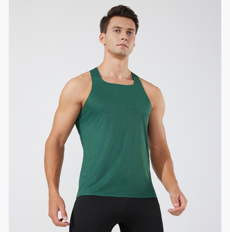 Lightweight seamless sports top