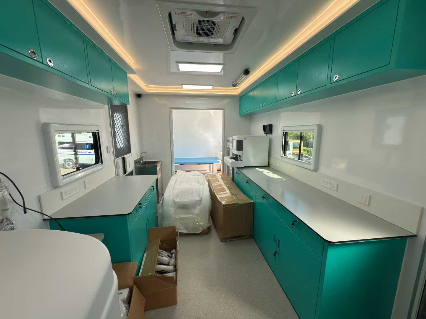 Customisable Mobile Surgical Truck Outreach Theatre Unit Medical Screening Unit Biology Lab Room Expandable Health Unit