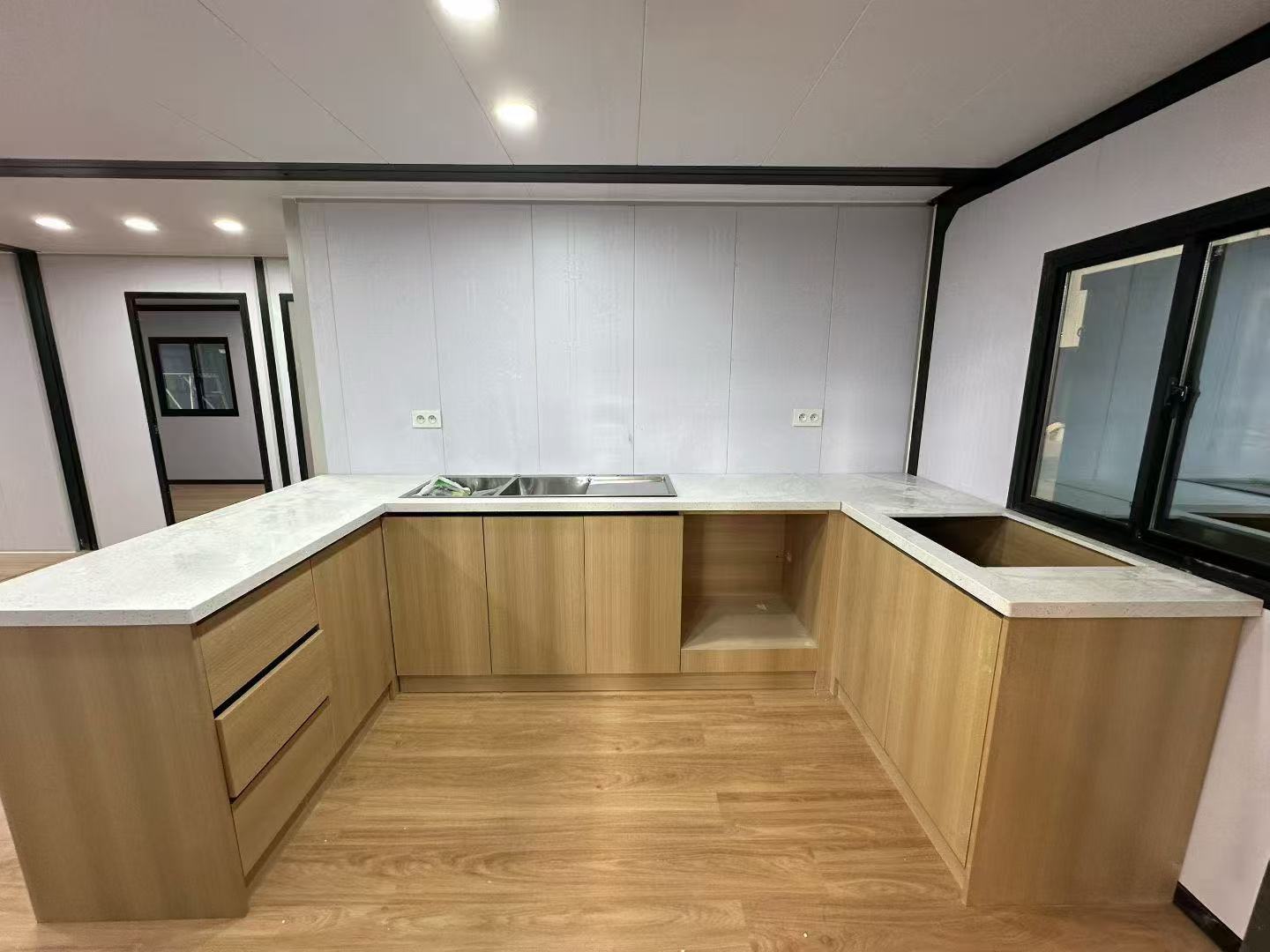 Custom Prefabricated 20Ft 40Ft Steel Container Expandable House Two Bedroom Modern European Movable Living Room Kitchen Office