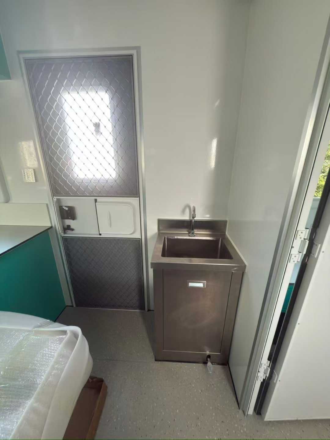 Customisable Mobile Surgical Truck Outreach Theatre Unit Medical Screening Unit Biology Lab Room Expandable Health Unit