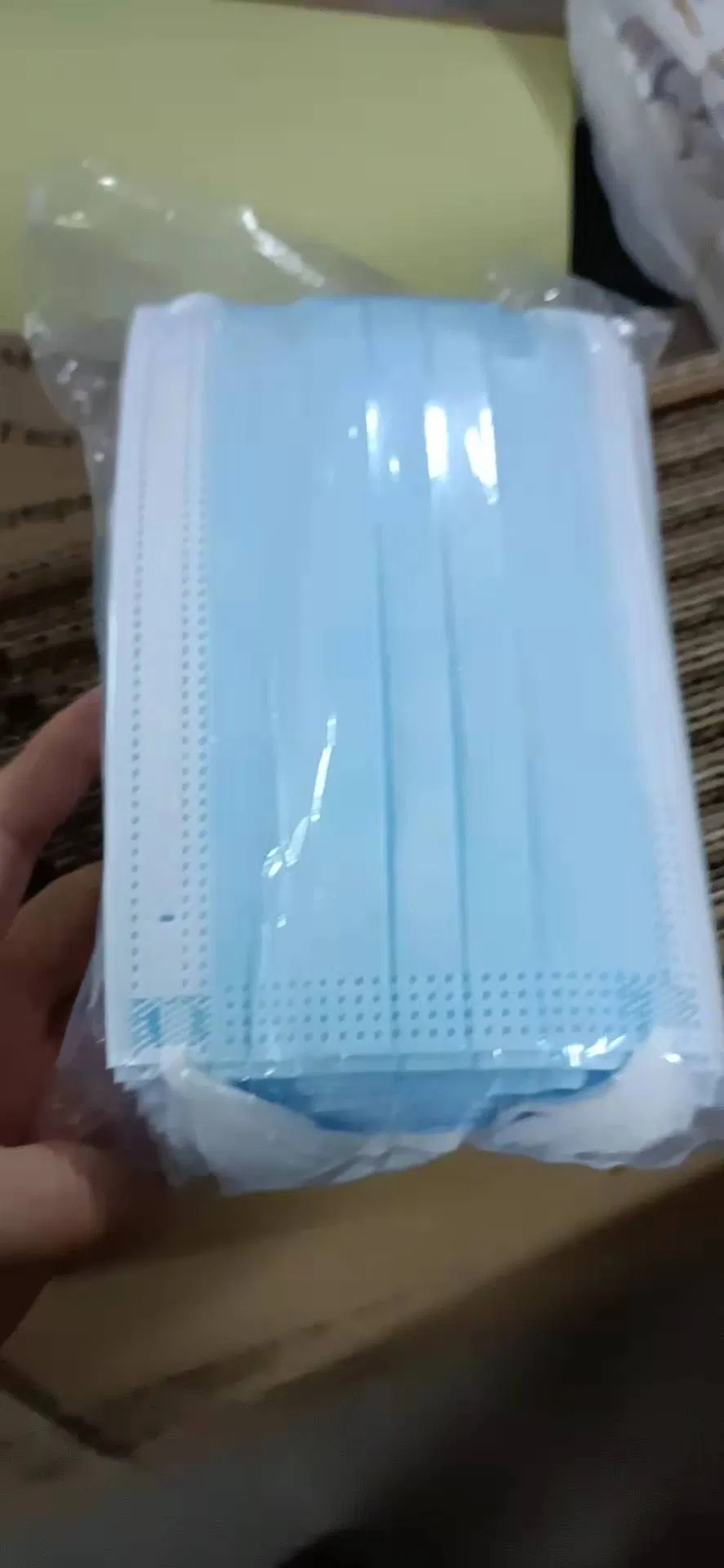 Mascarilla de capas antibacteriana de color azul con ganchos para enfermeras y doctores 3