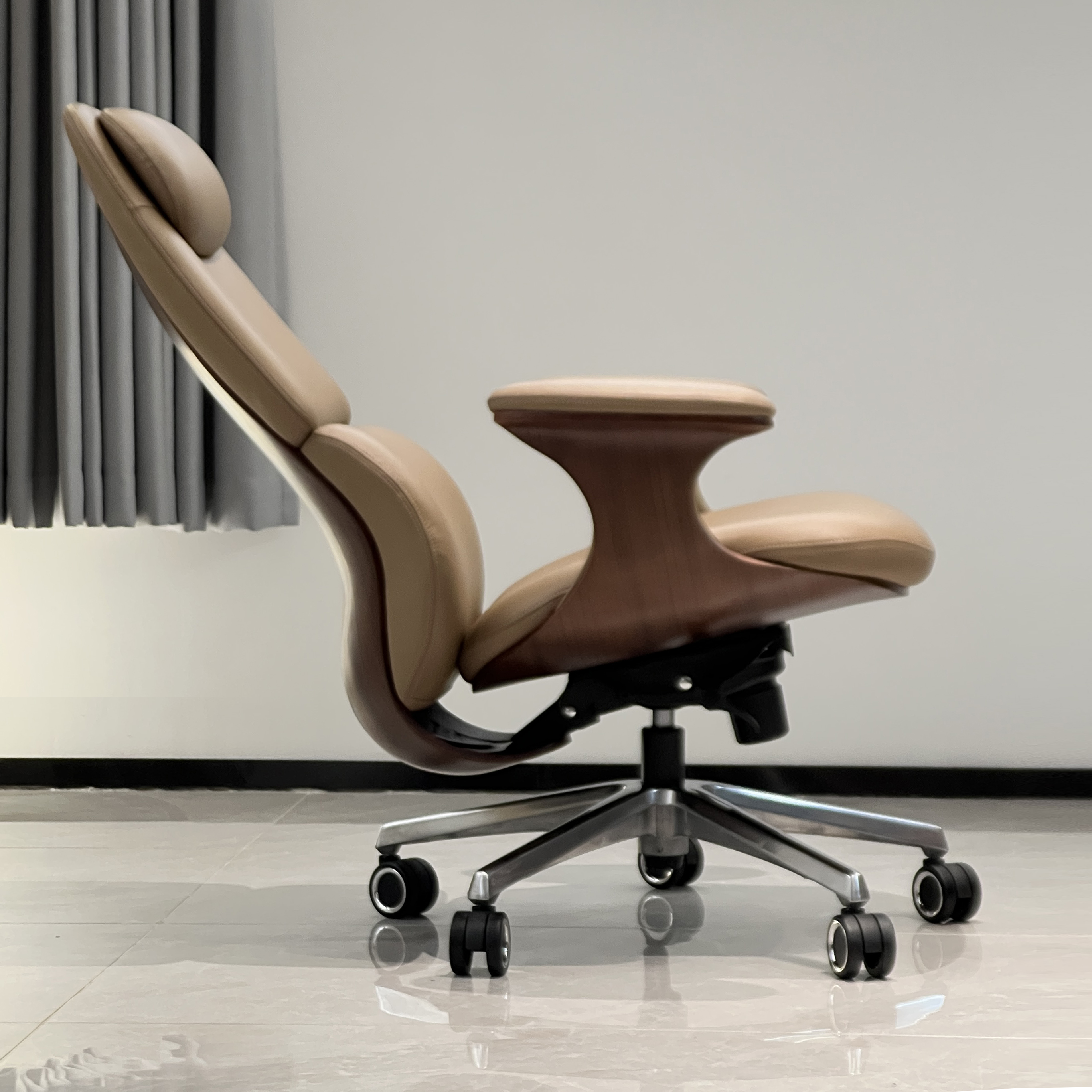Luxury Ivory Leather Executive Office Chair Patented Design Ergonomic Cashew Shape Chair OEM Available for Middle East Market